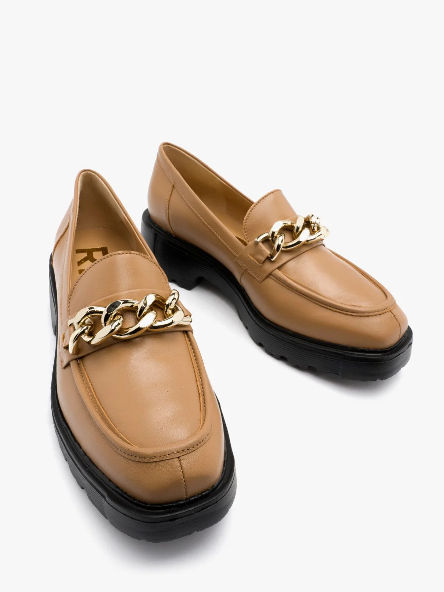 Beżowe mokasyny ze złotym łańcuchem ozdobnym