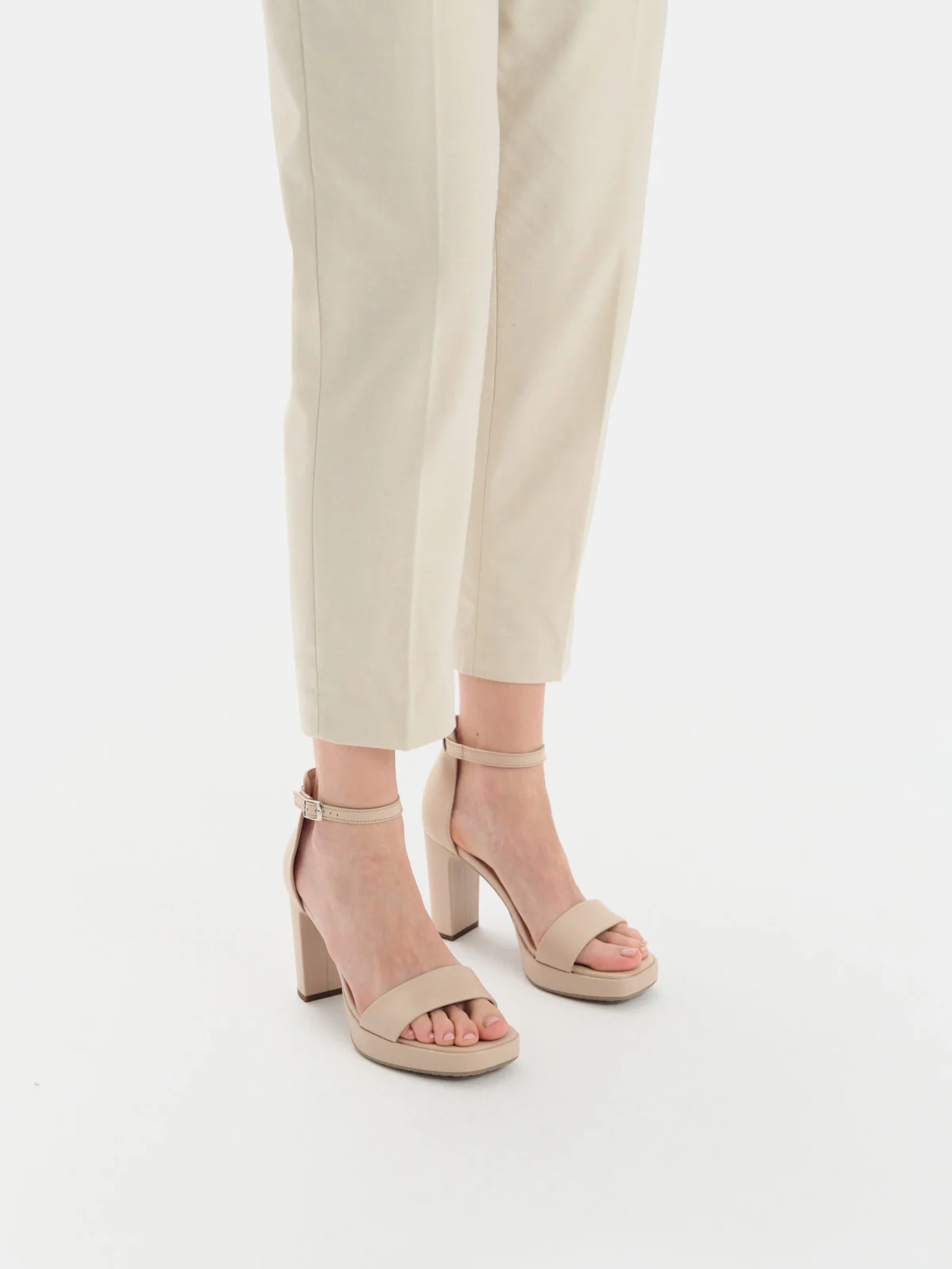 Beżowe sandały na wysokim słupku oraz balu