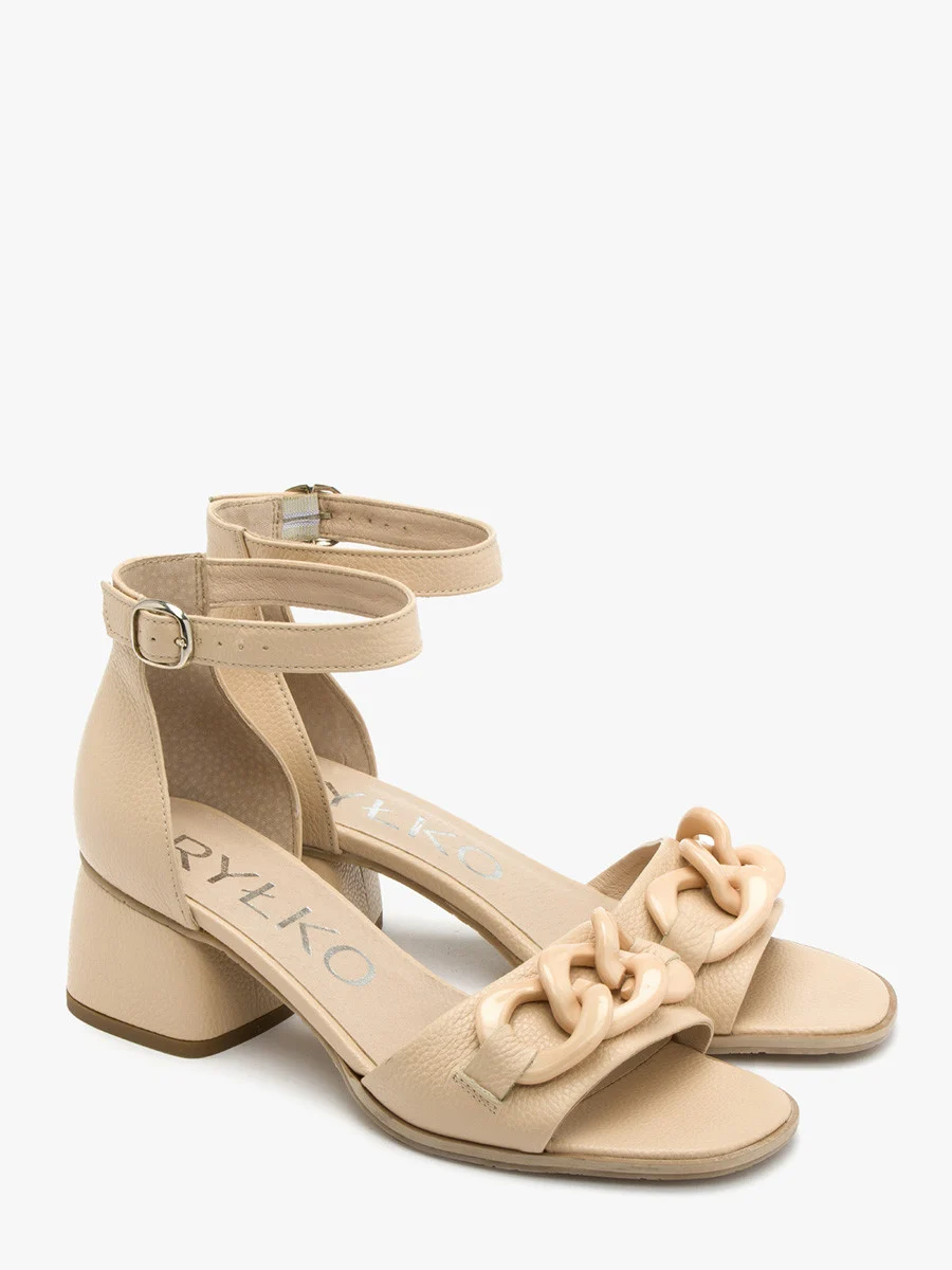 Beżowe sandały z masywną ozdobą