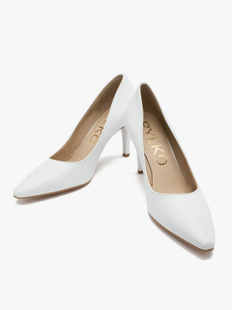 Białe czółenka na szpilce