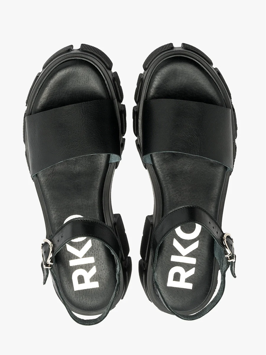 Czarne sandały ze srebrną sprzączką