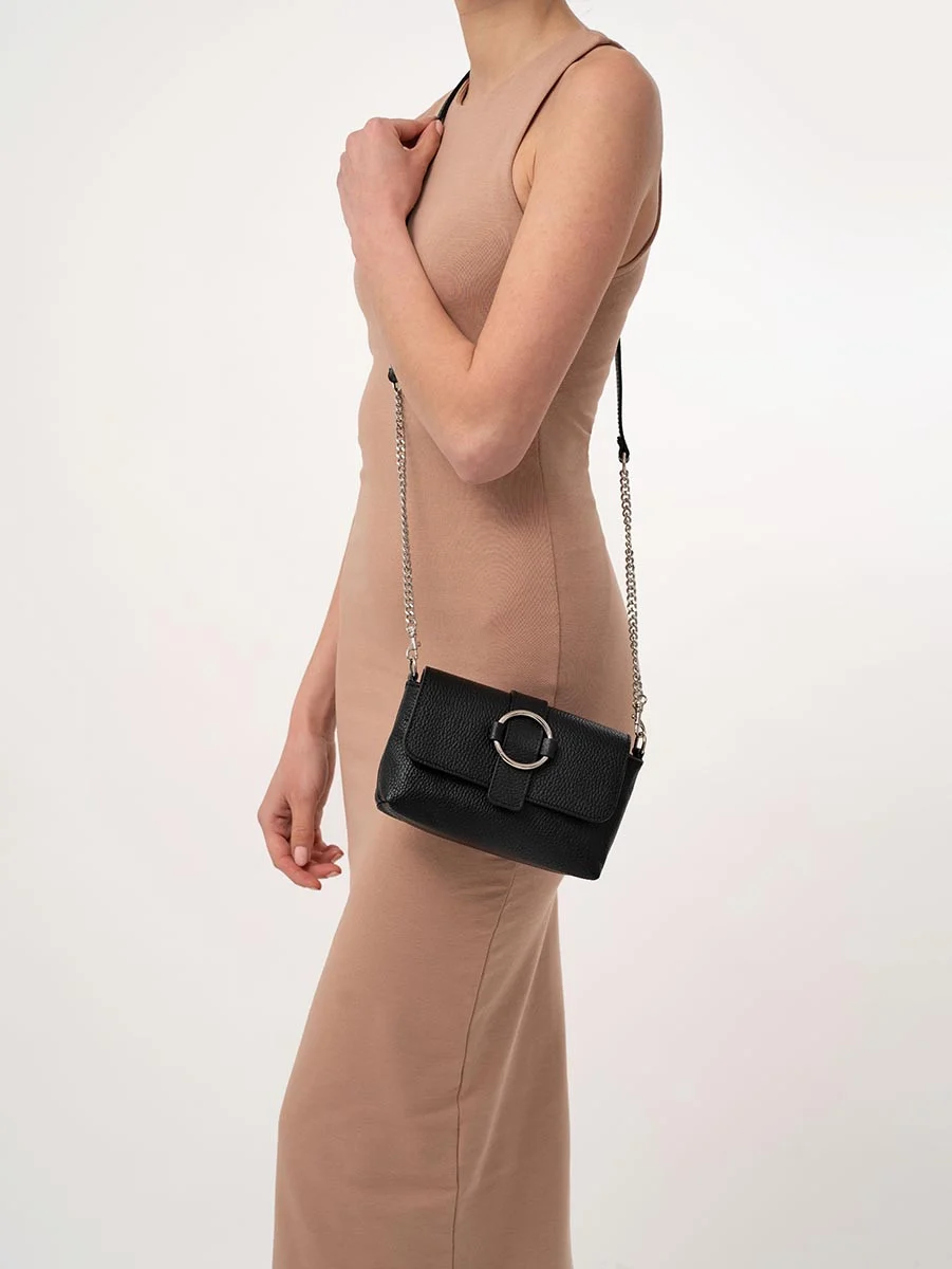 Czarna torebka pikowana na łańcuchu