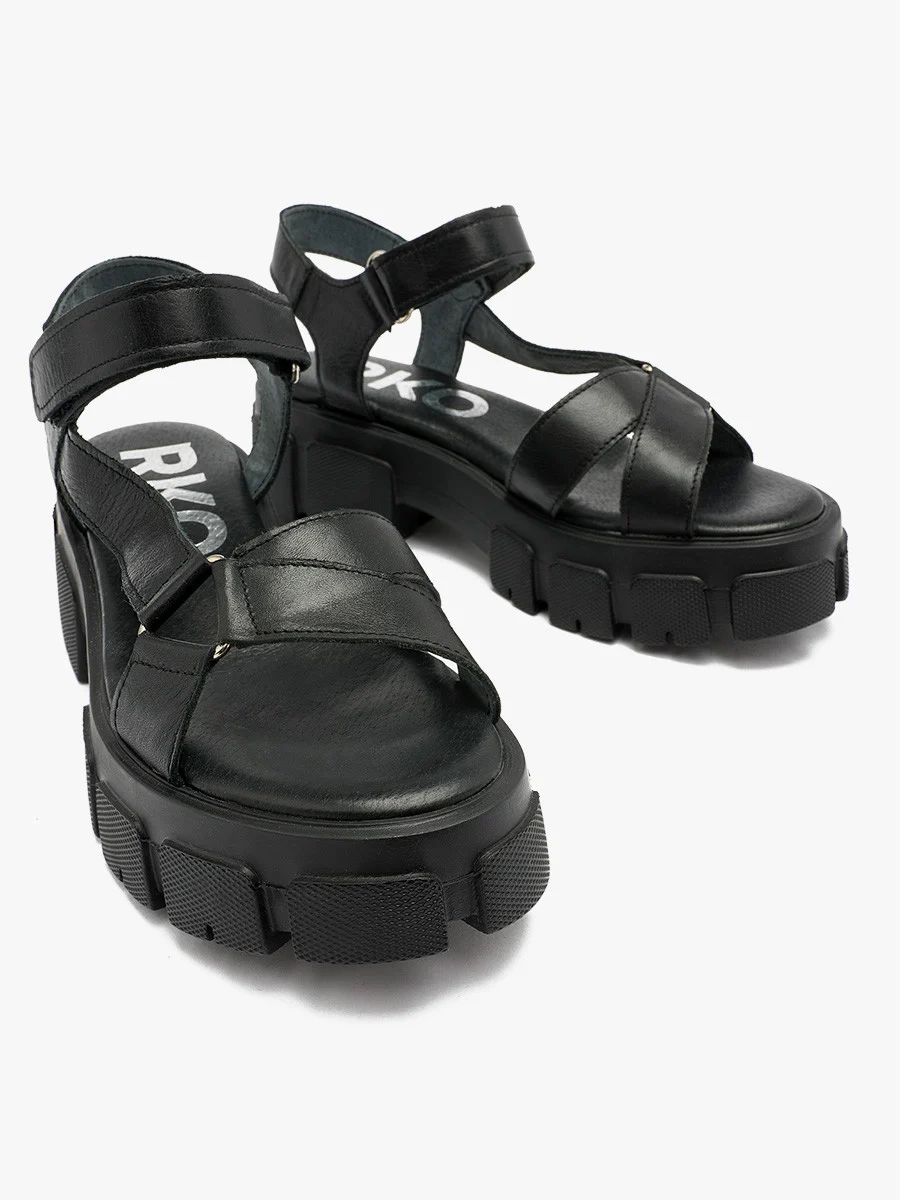 Czarne sandały na lekkiej podeszwie