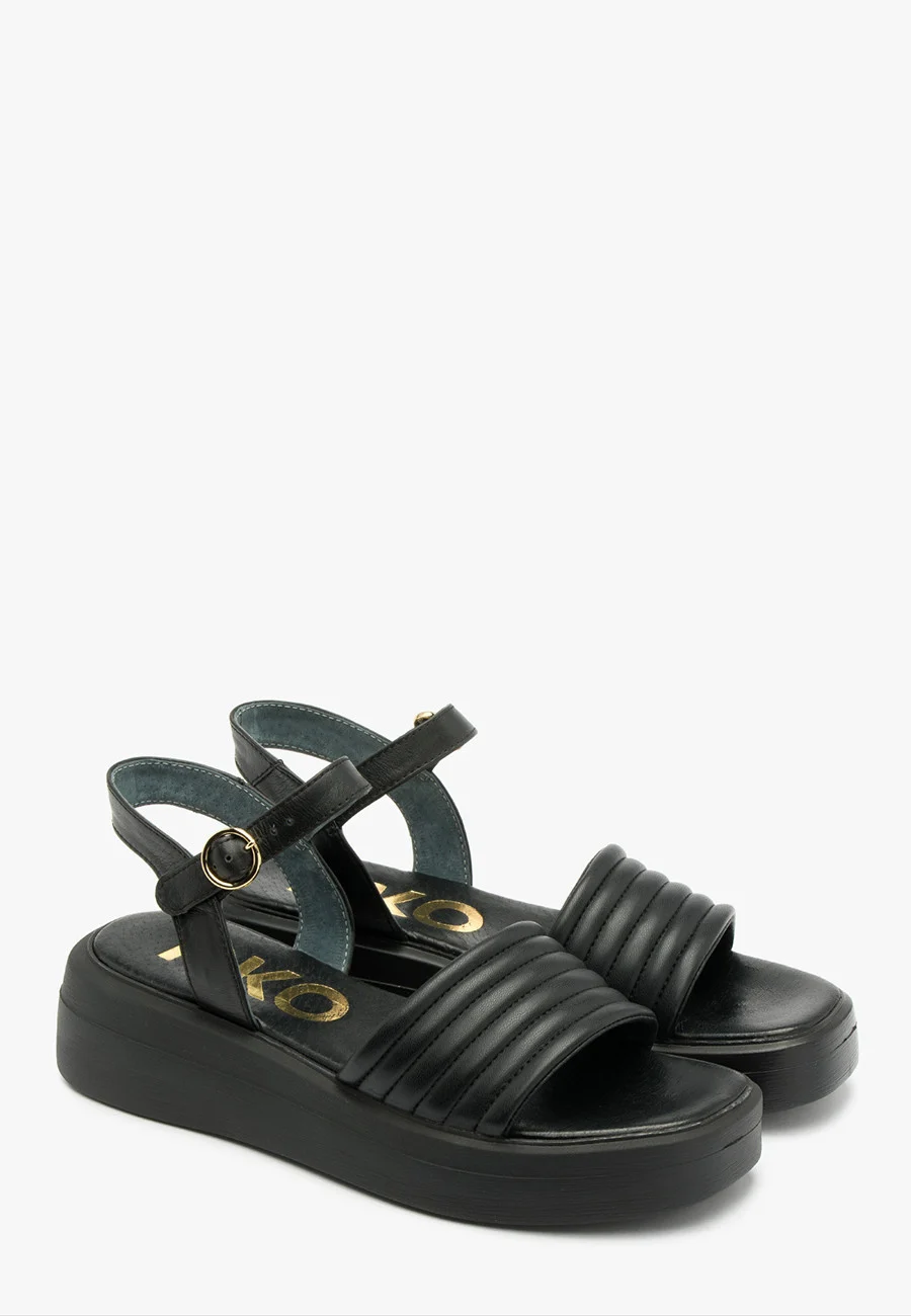 Czarne sandały ze złotą sprzączką