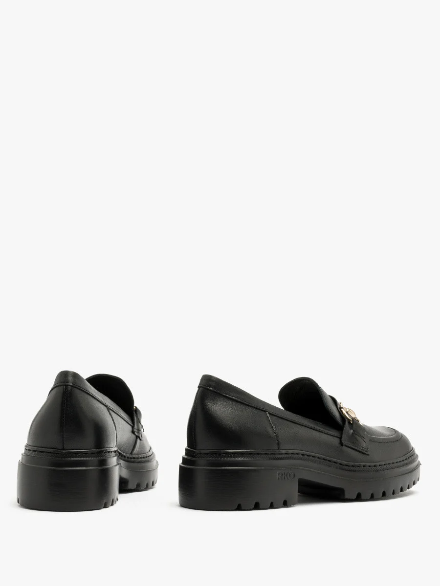 Czarne mokasyny ze złota ozdobą