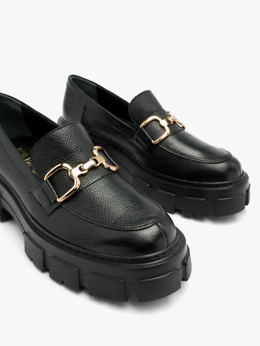 Czarne mokasyny ze złotą ozdobą