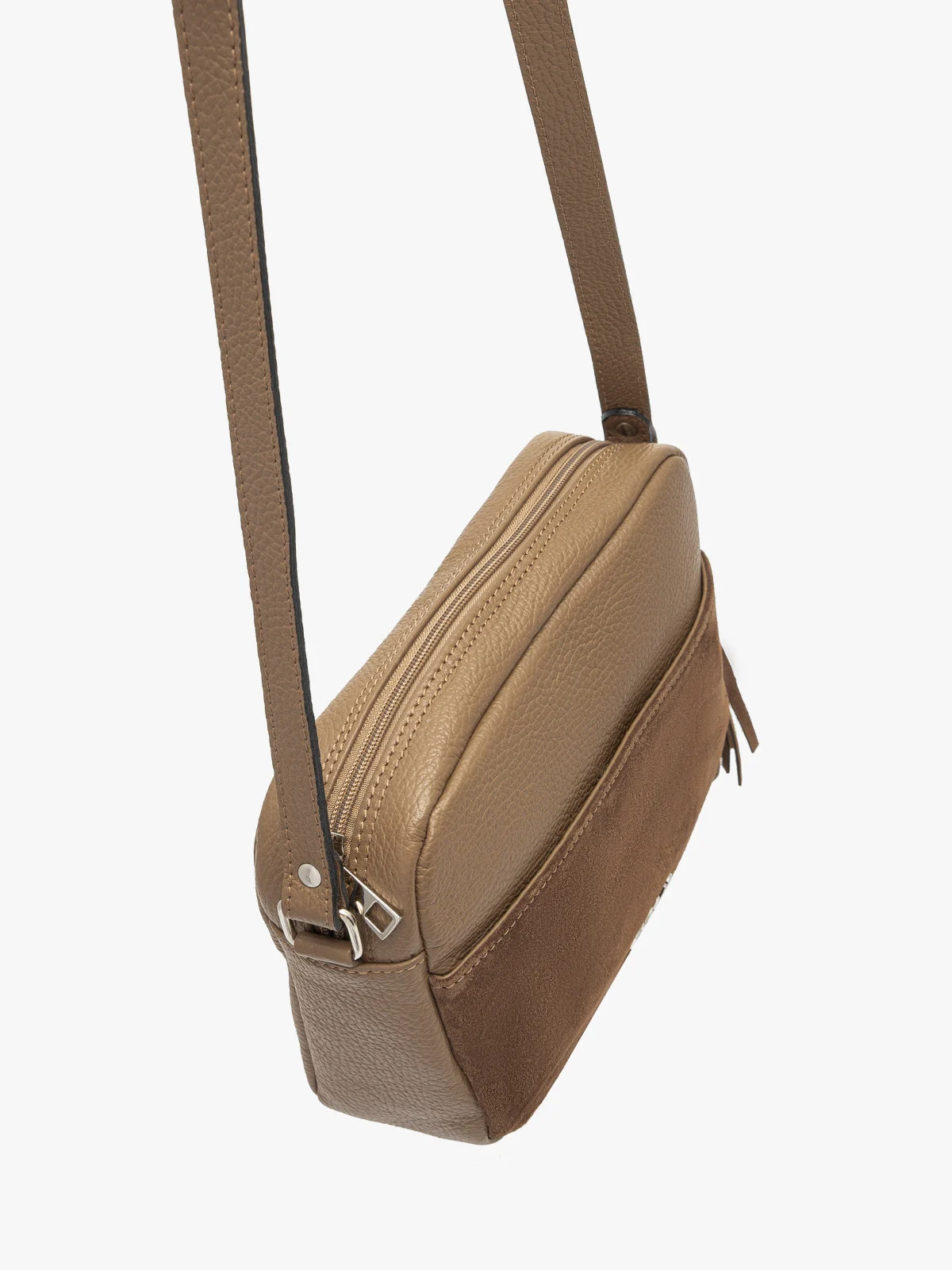 Brązowa torebka z ozdobnym frędzlem