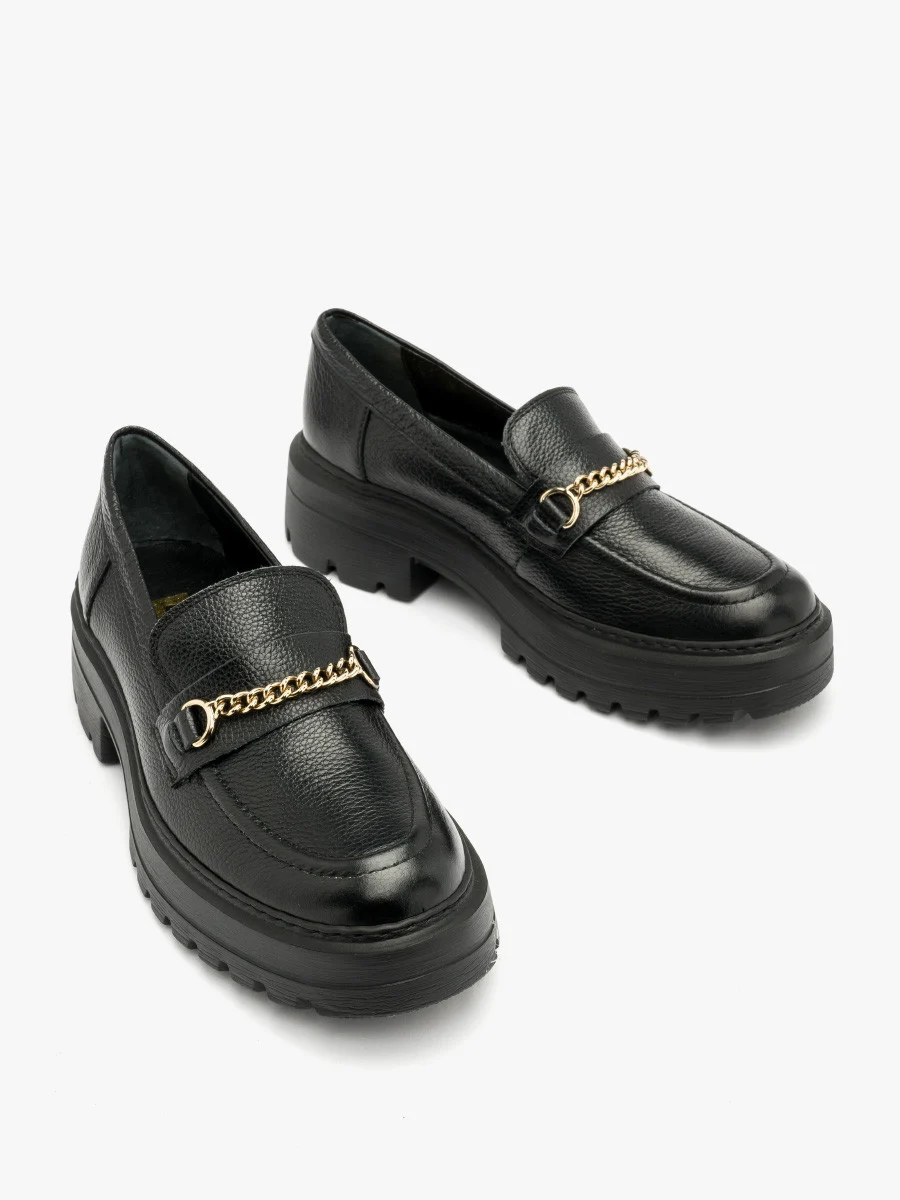 Czarne mokasyny ze złotym łańcuszkiem