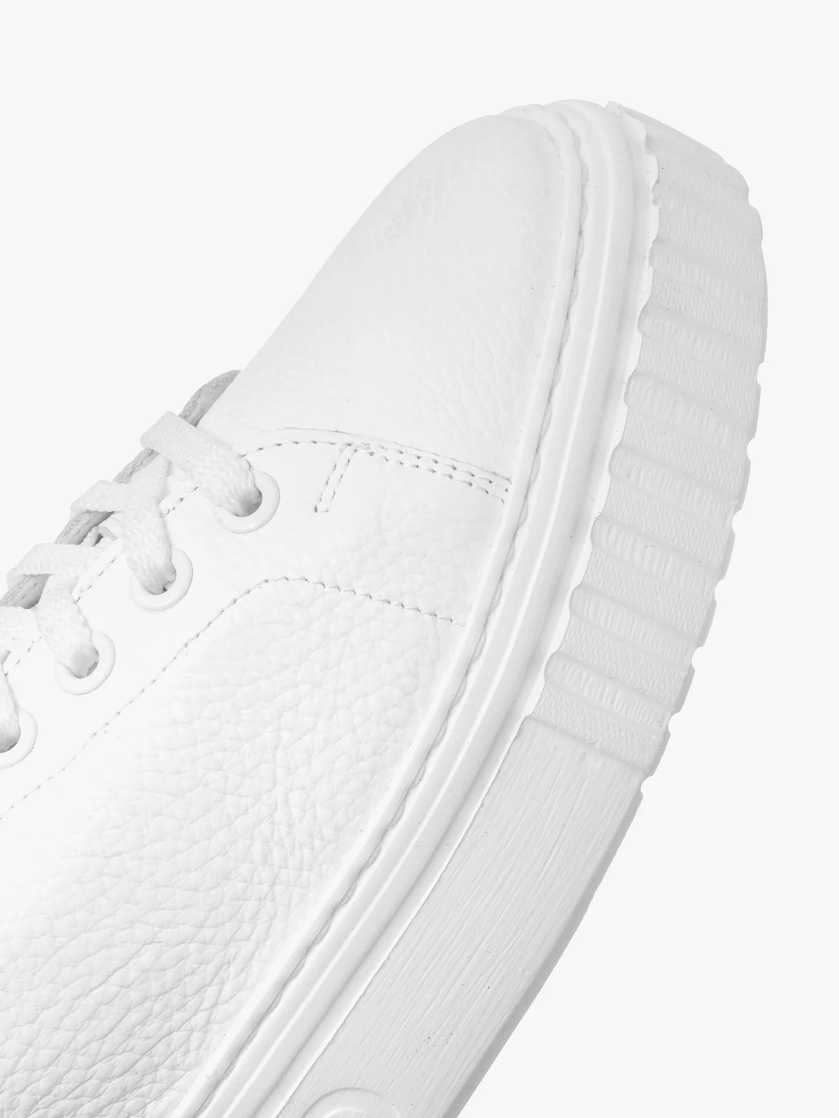 Białe półbuty sportowe na lekkiej podeszwie