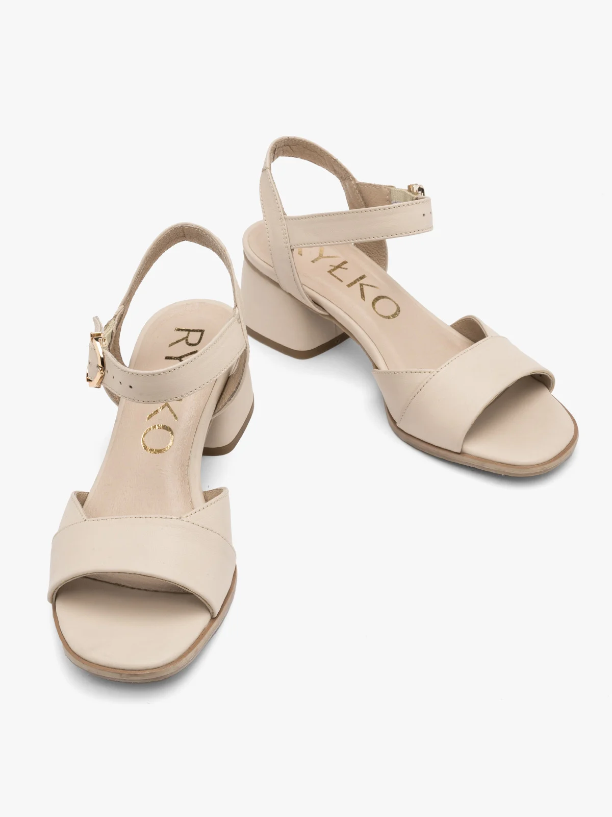 Sandały w kremowym kolorze na niskim obcasie