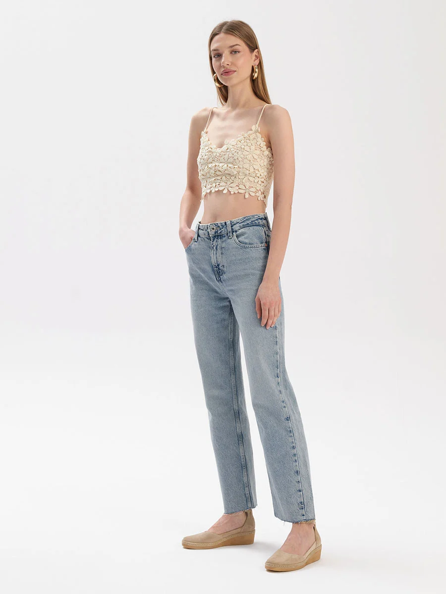 Piaskowe czółenka na platformie z paskiem wokół kostki