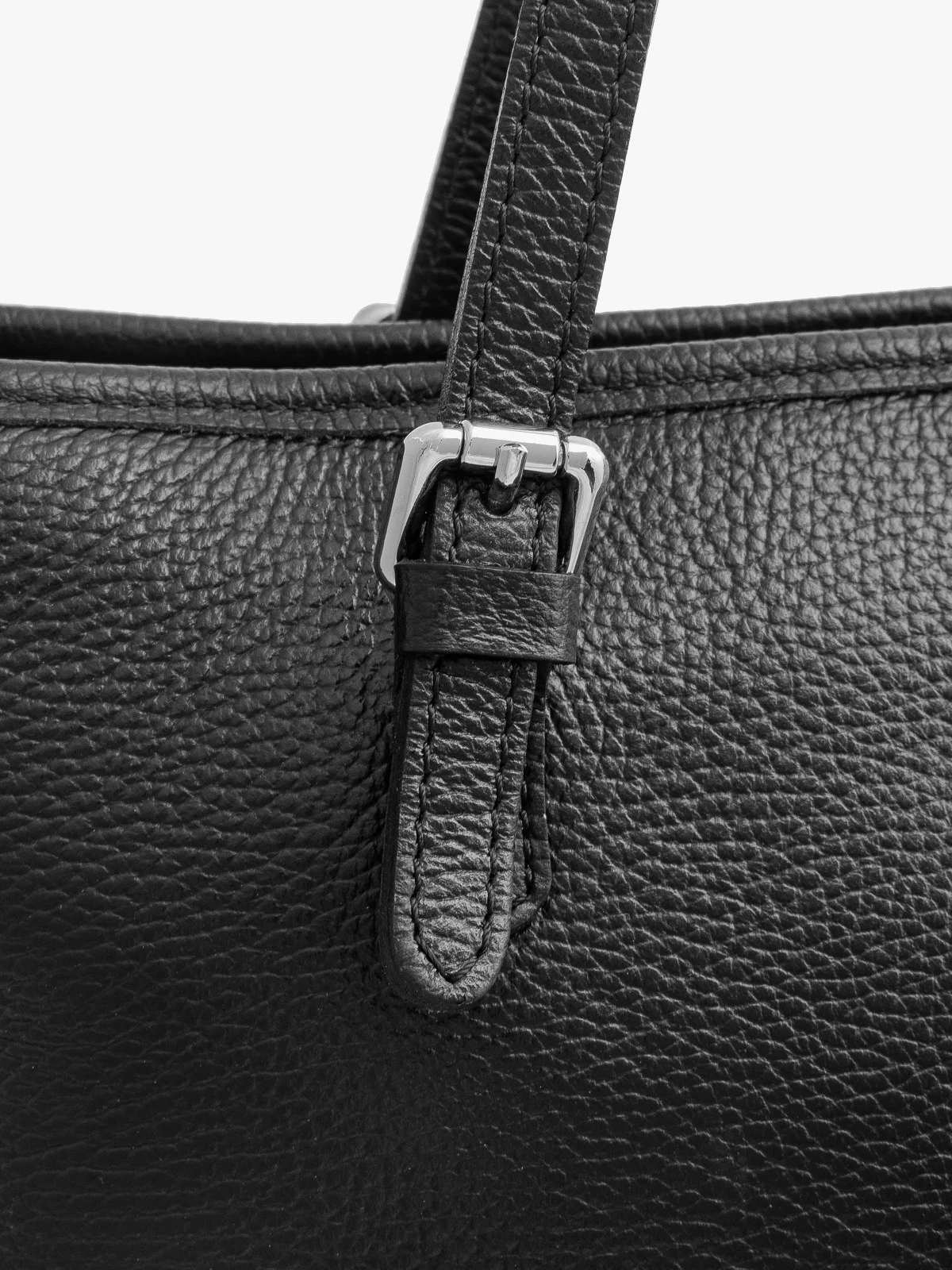 Elegancka, pakowna torebka damska na ramię w czarnym kolorze