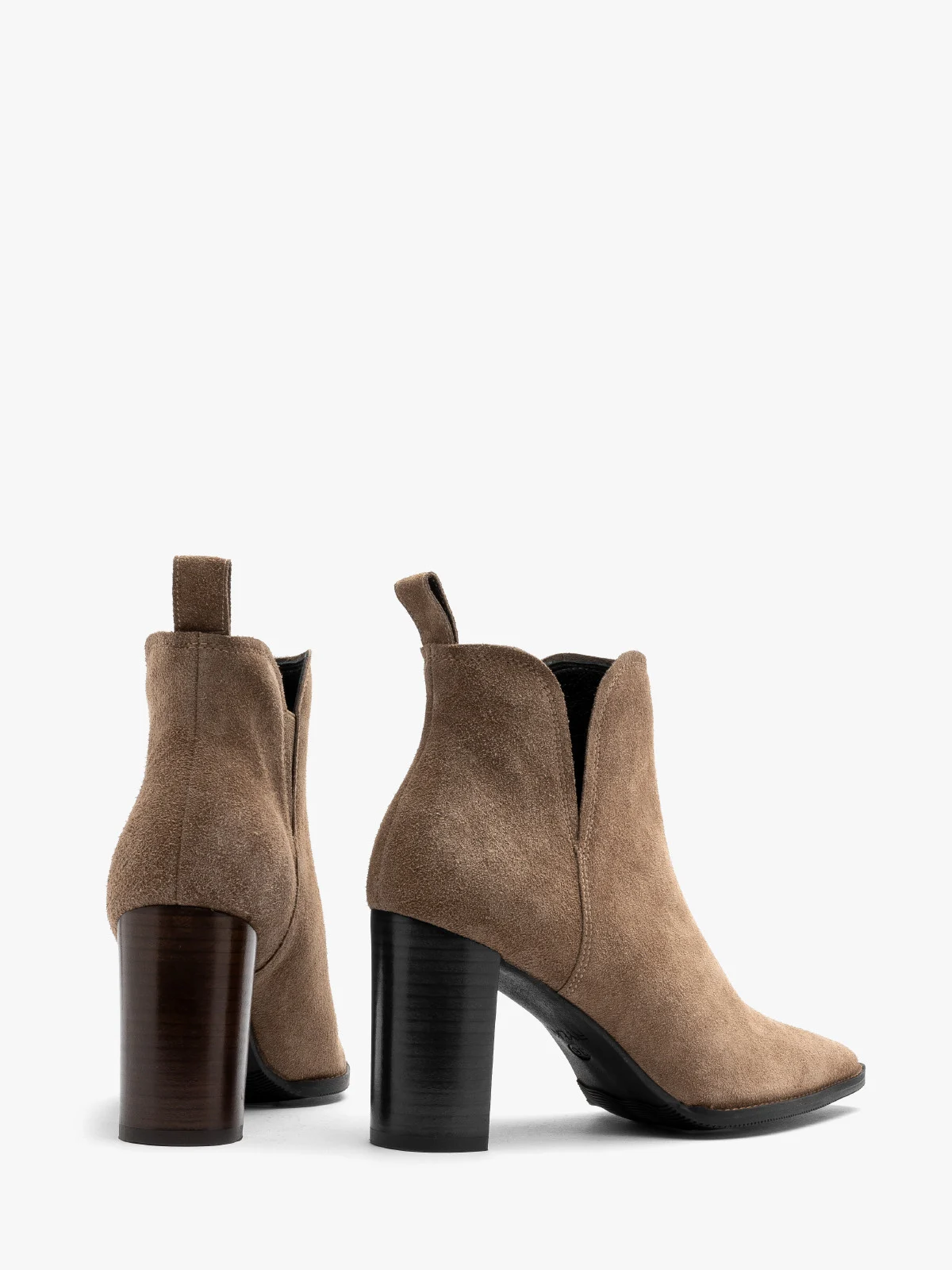 Piaskowe botki na słupku z wycięciem przy kostce