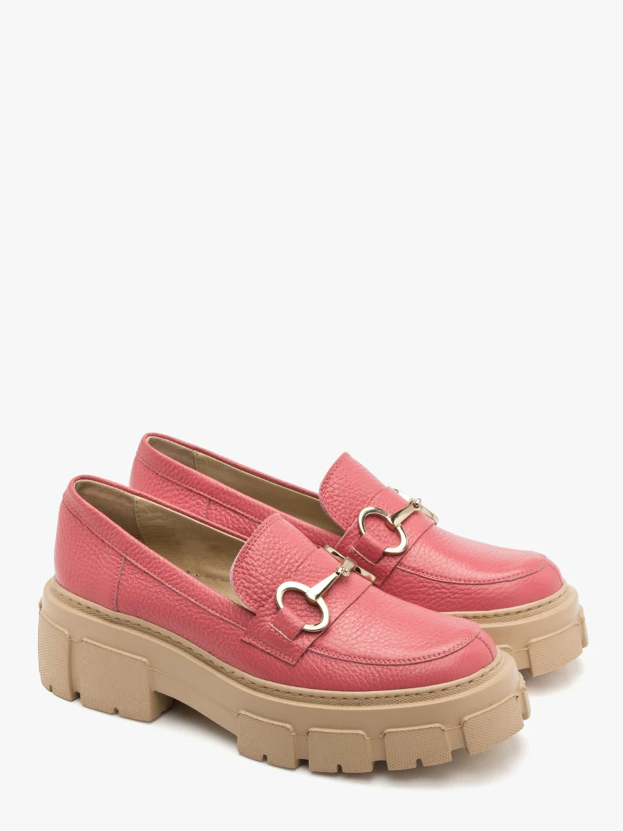 Różowe mokasyny ze złotą ozdobą