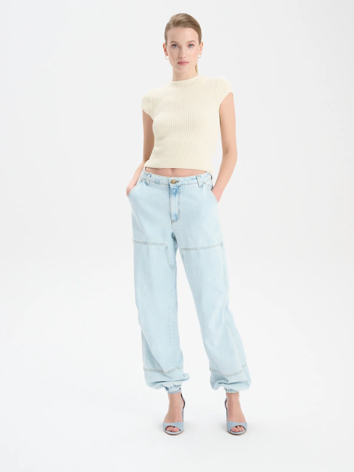 Klasyczne, niebieskie sandały na obcasie