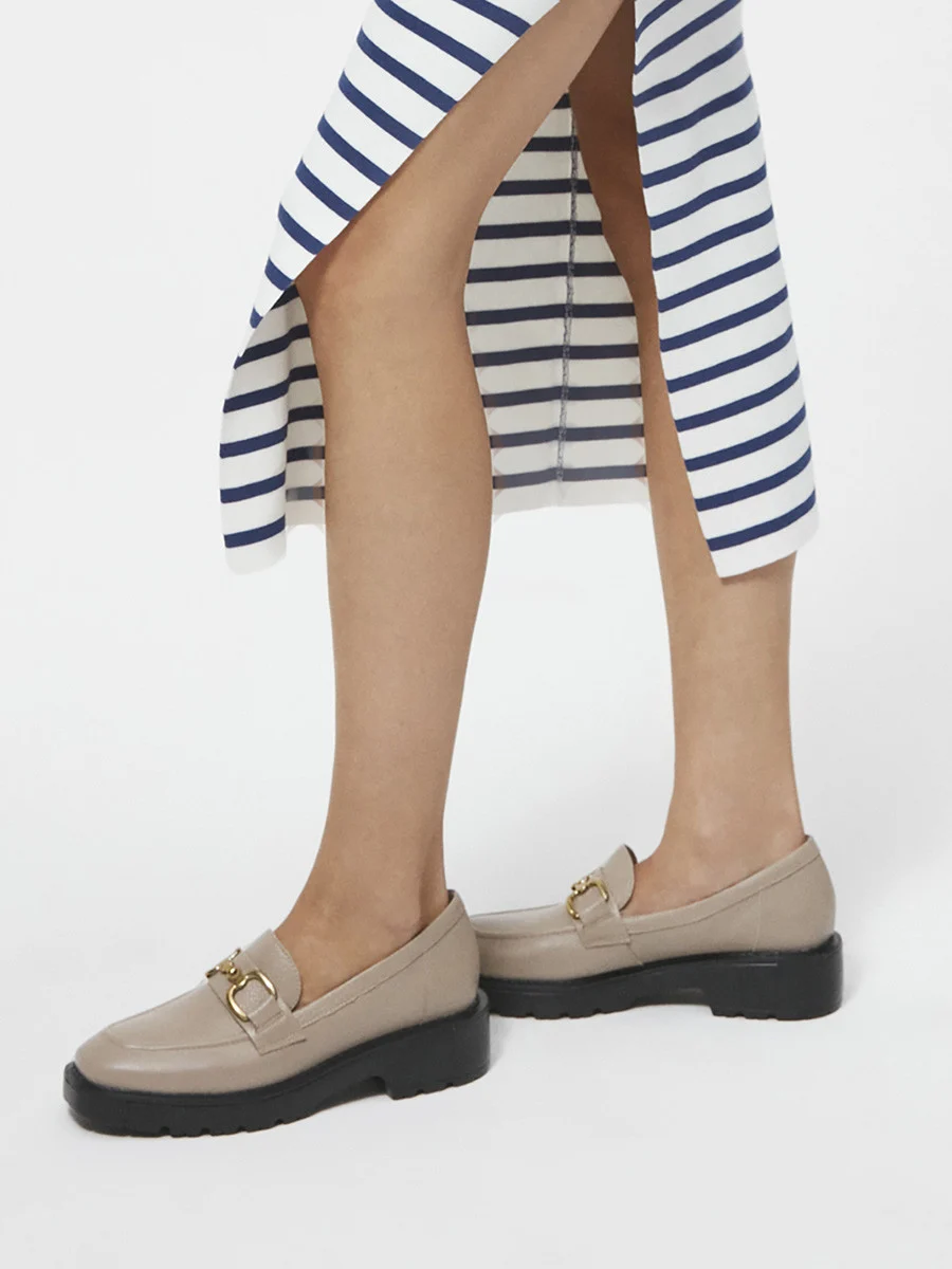 Beżowe mokasyny na czarnym spodzie