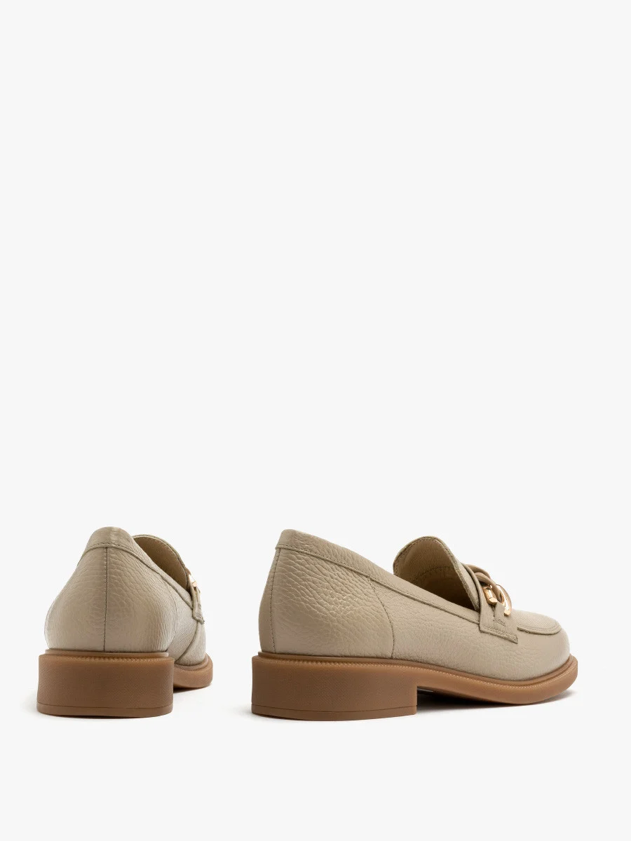 Beżowe mokasyny ze złoto-beżową ozdobą