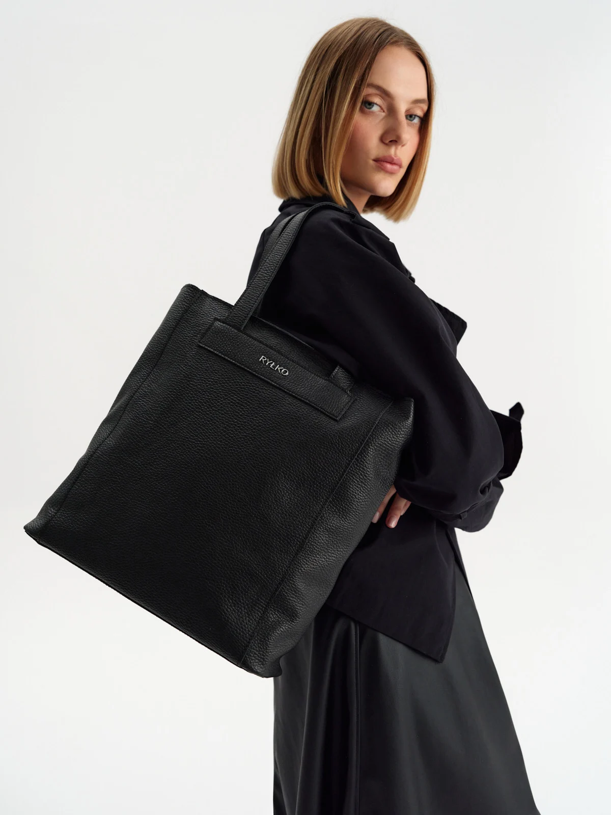 Czarna, pojemna torebka shopperka zapinana na zamek