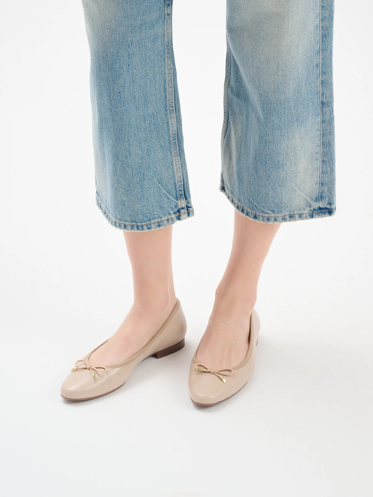 Beżowe baleriny z ozdobną kokardą