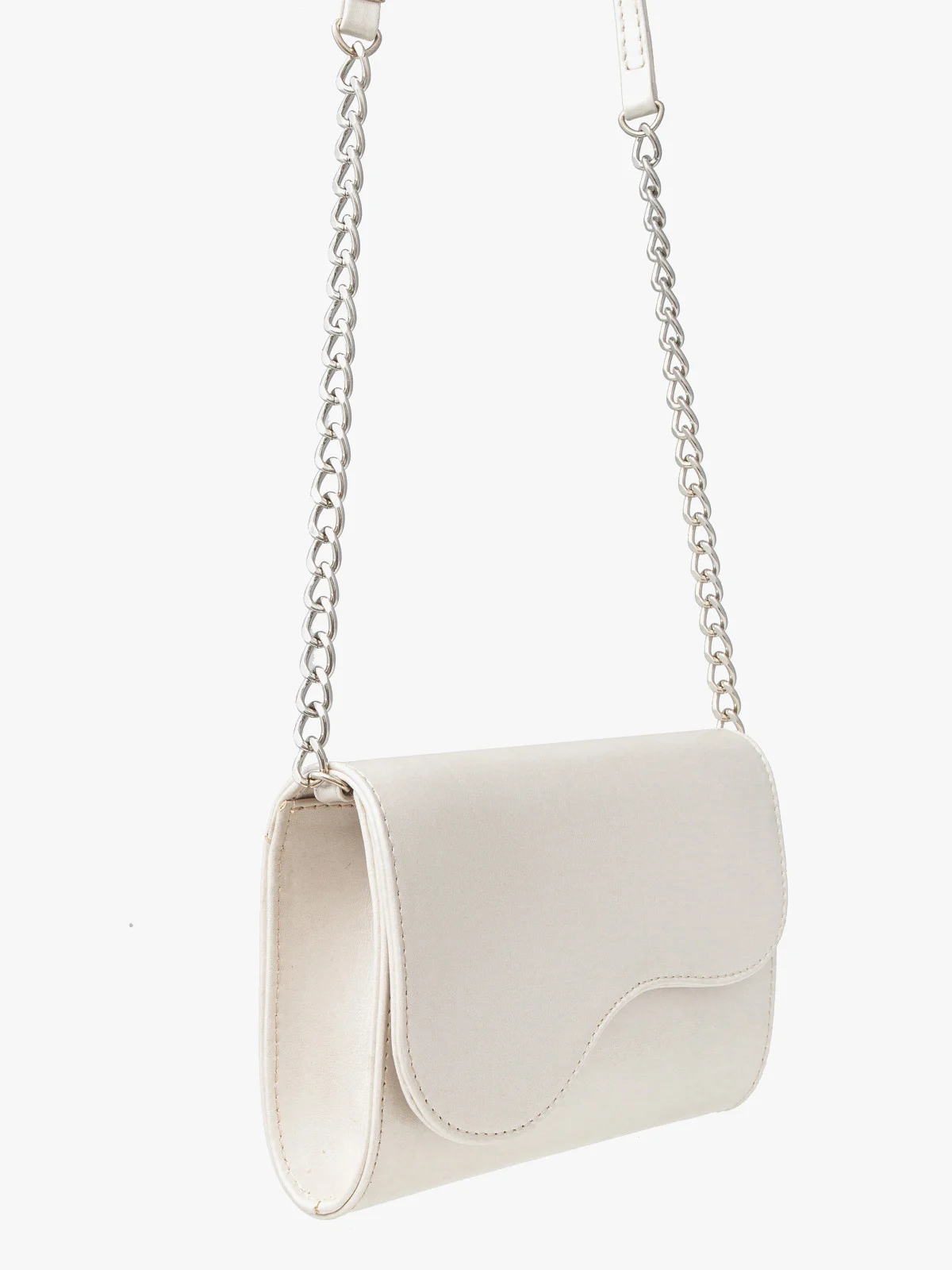 Perłowa torebka z ozdobną klapą