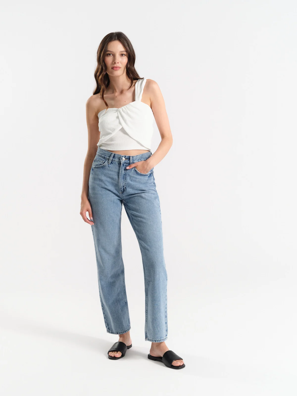 Czarne klapki damskie na płaskiej podeszwie