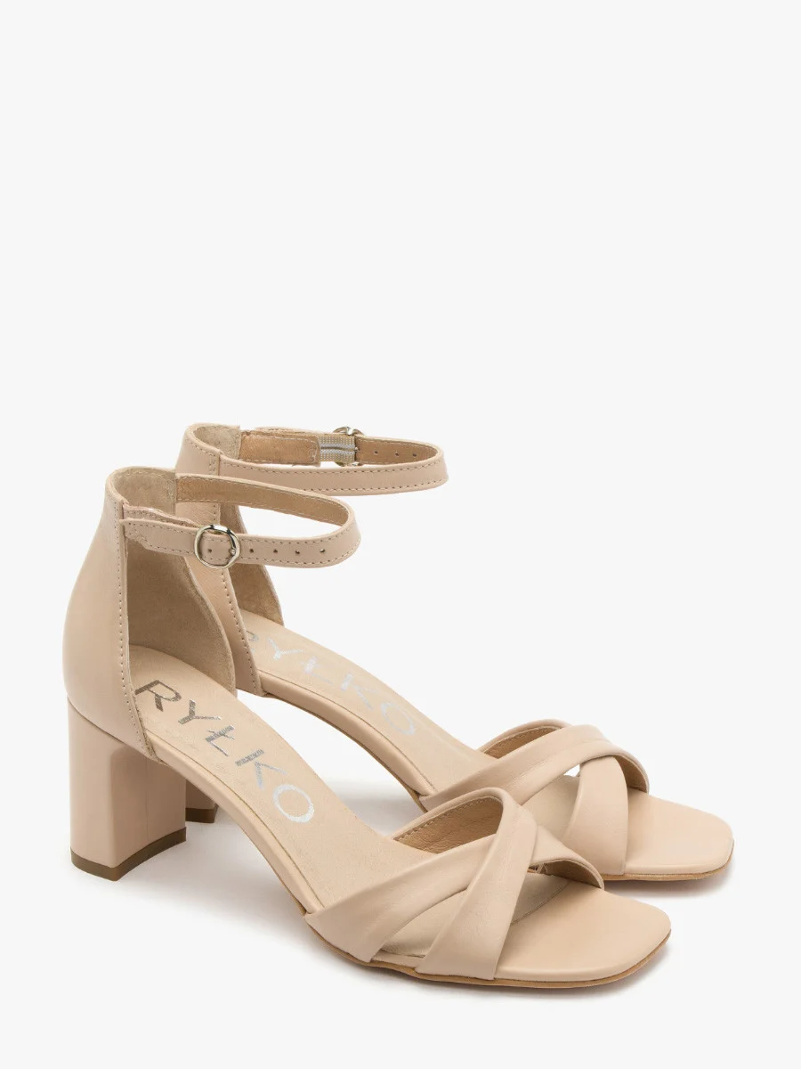 Beżowe sandały na oblekanym obcasie