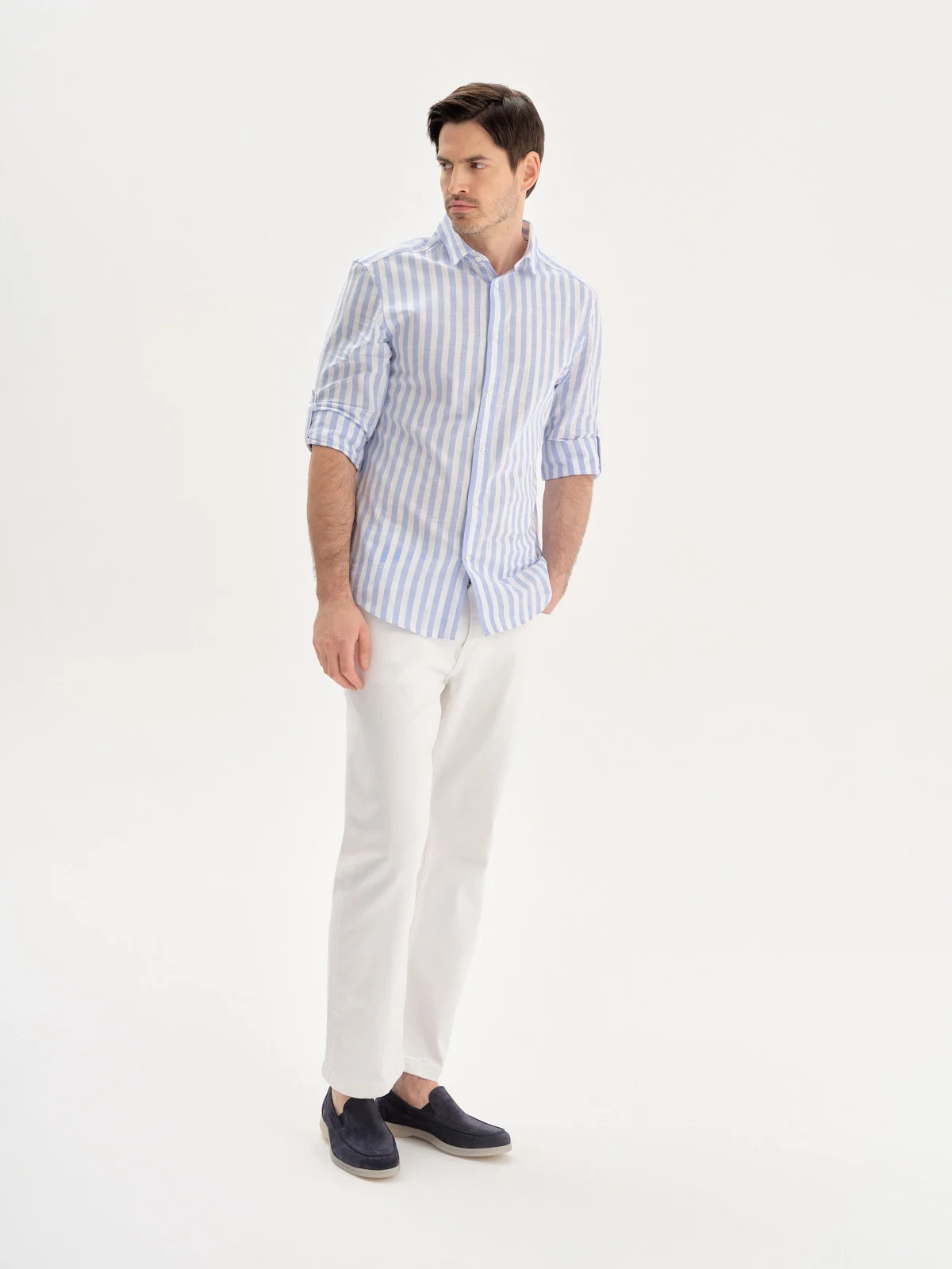 Granatowe mokasyny męskie na białym spodzie