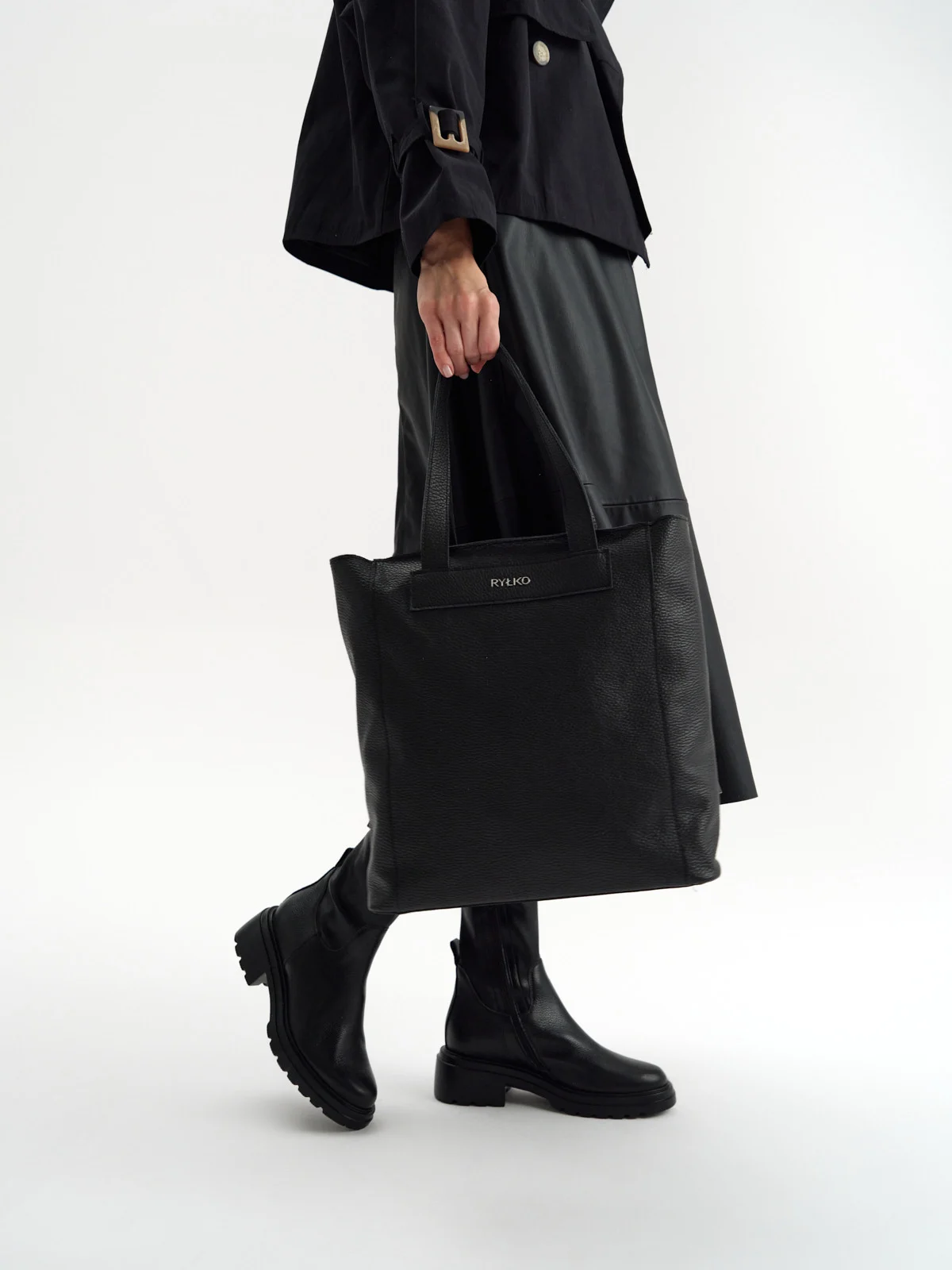 Czarna, pojemna torebka shopperka zapinana na zamek