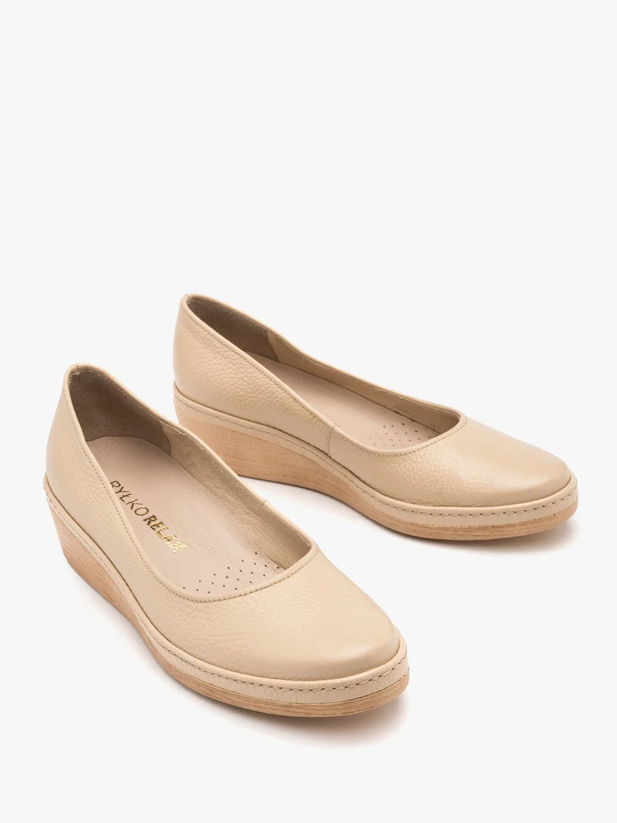 Beżowe czółenka na platformie