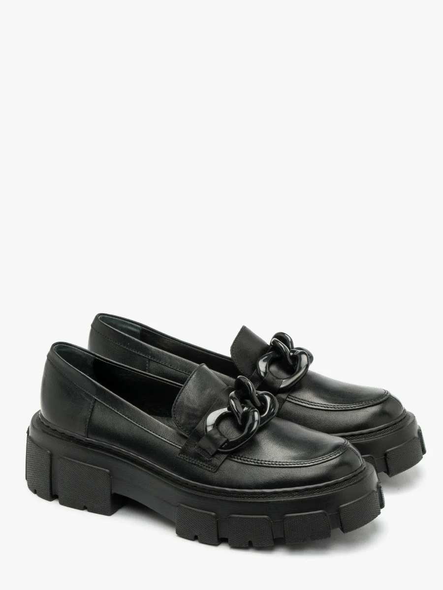 Czarne mokasyny z ozdobą na cholewce