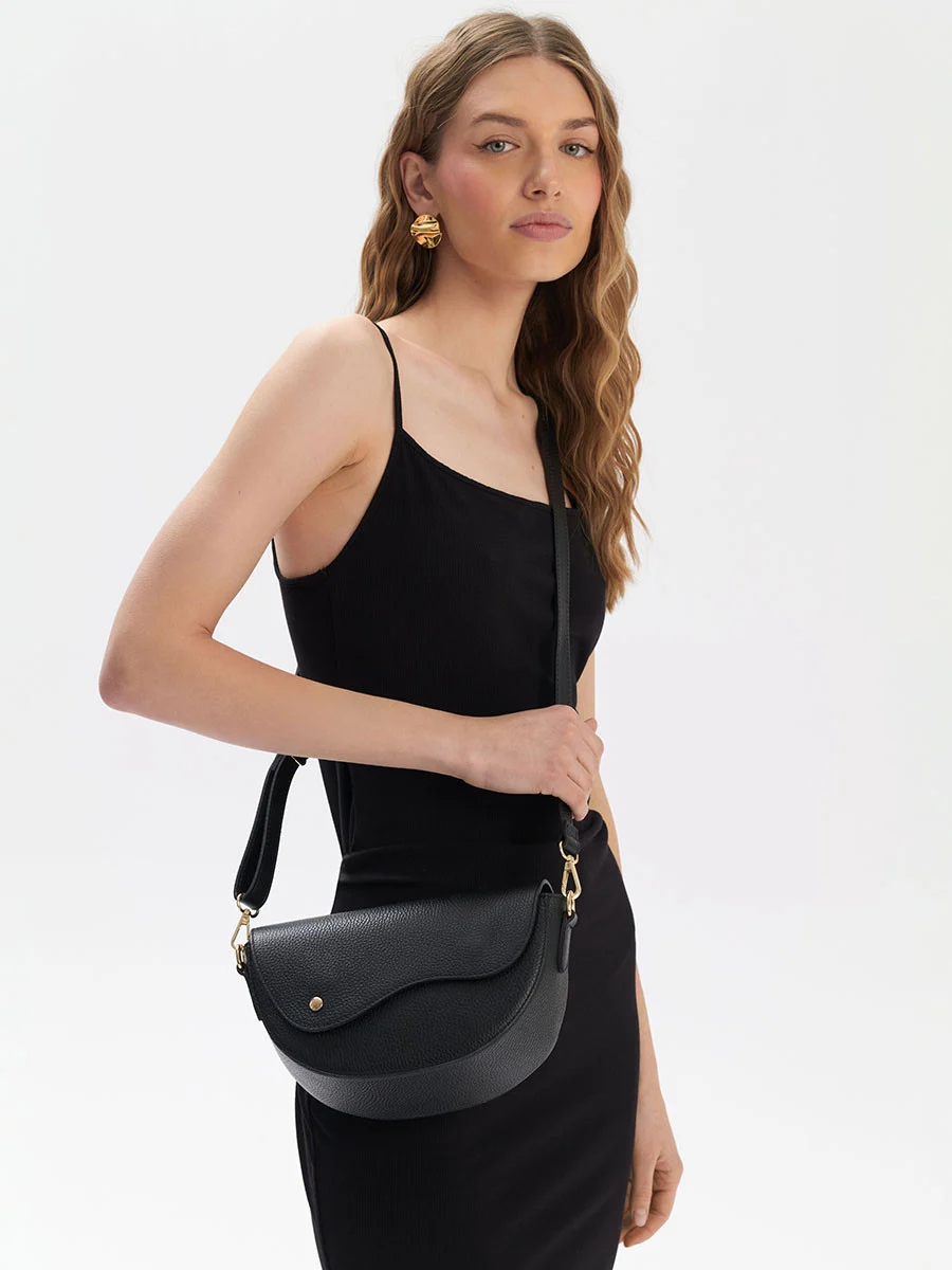 Czarna torebka z ozdobnym zapięciem