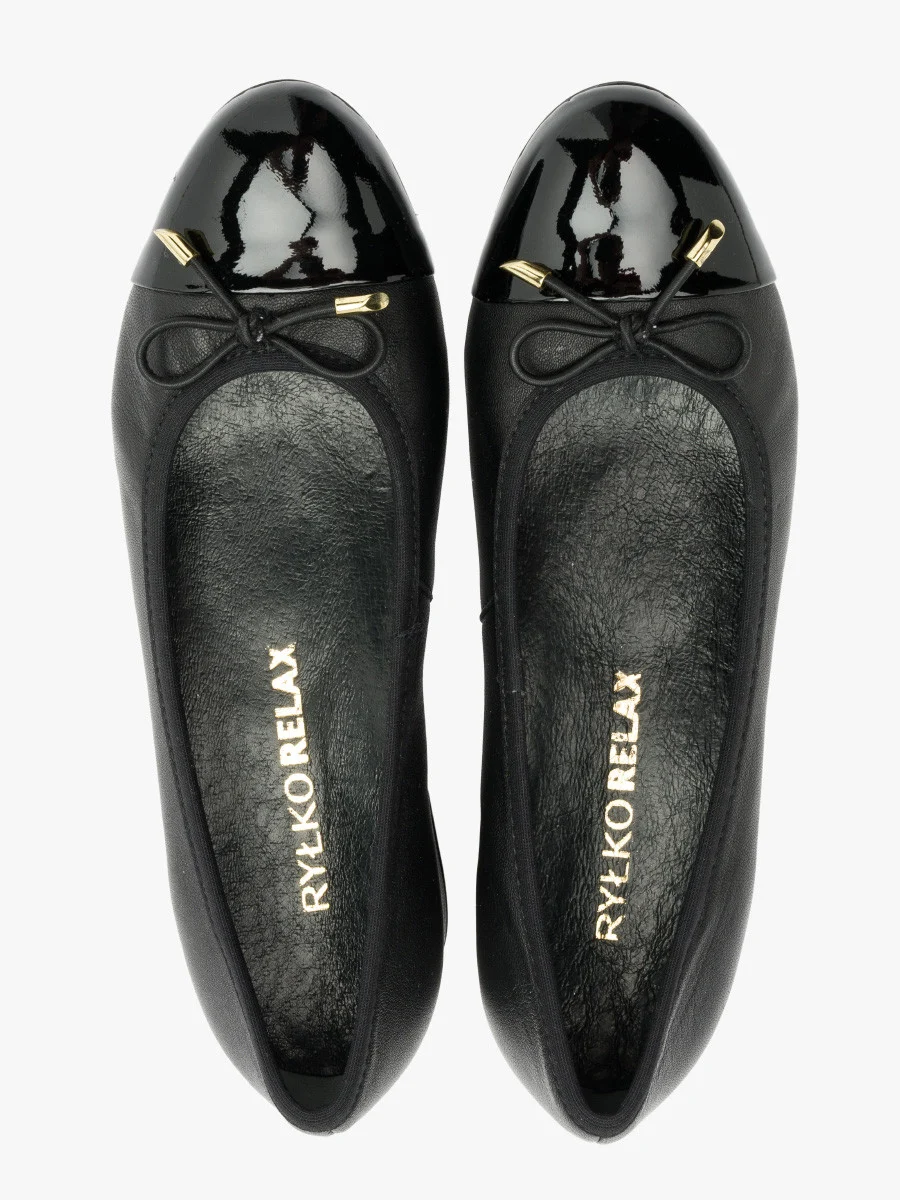 Czarna czółenka z ozdobną kokardką