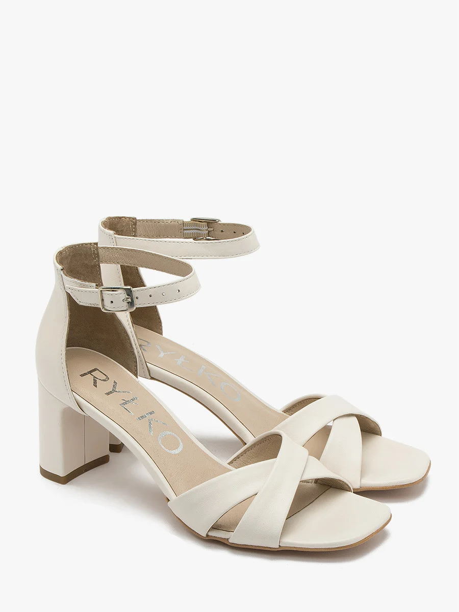 Kremowe sandały na oblekanym obcasie