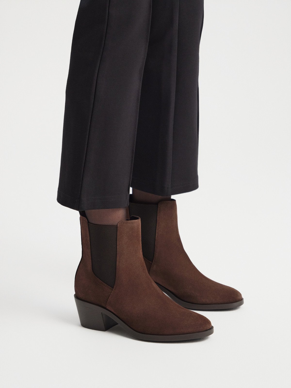 Brązowe sztyblety damskie ze skóry welurowej na niskim obcasie