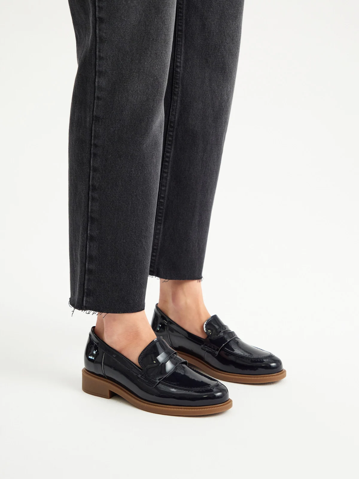 Granatowe lakierowane mokasyny na beżowym spodzie