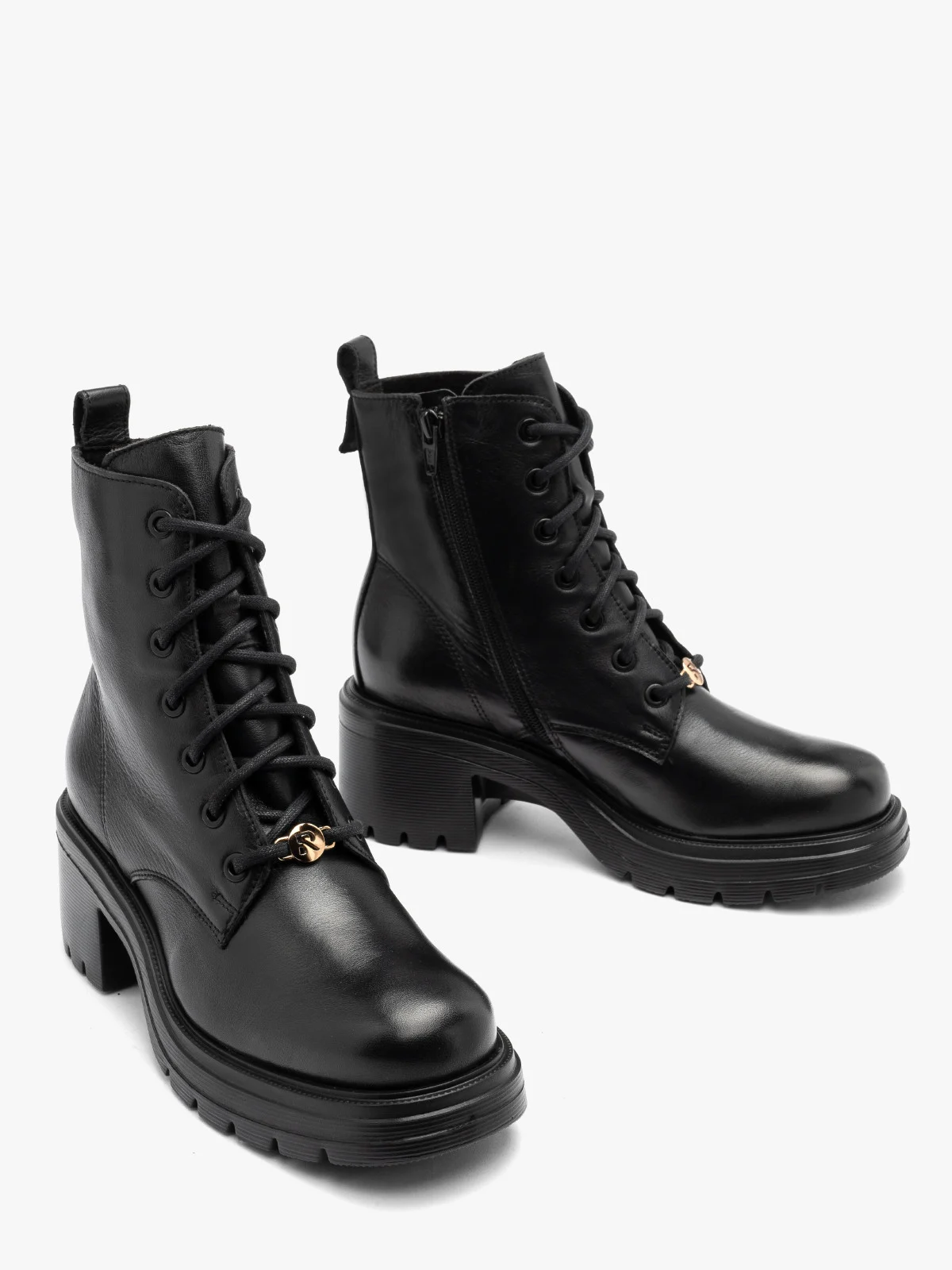 Czarne, sznurowane trzewiki na masywnym spodzie