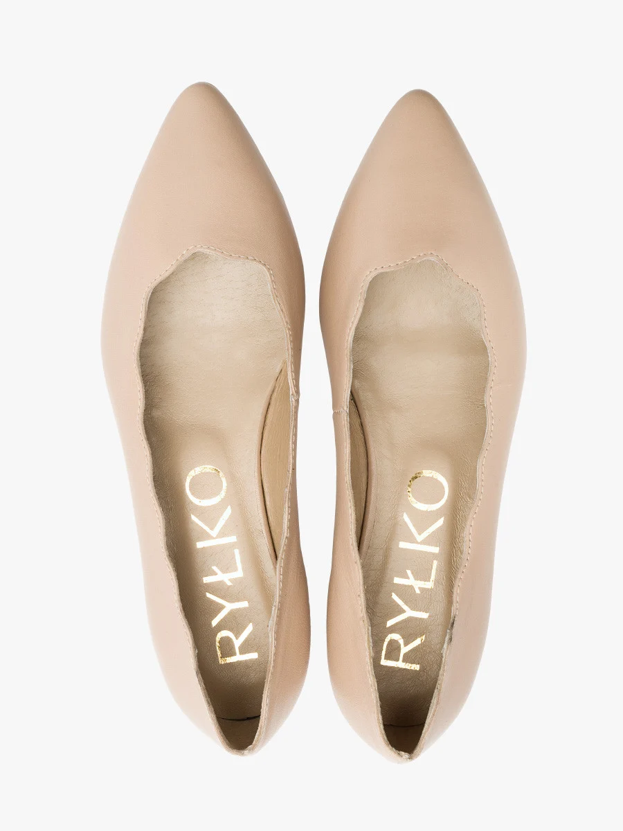 Beżowe baleriny z ozdobną cholewką