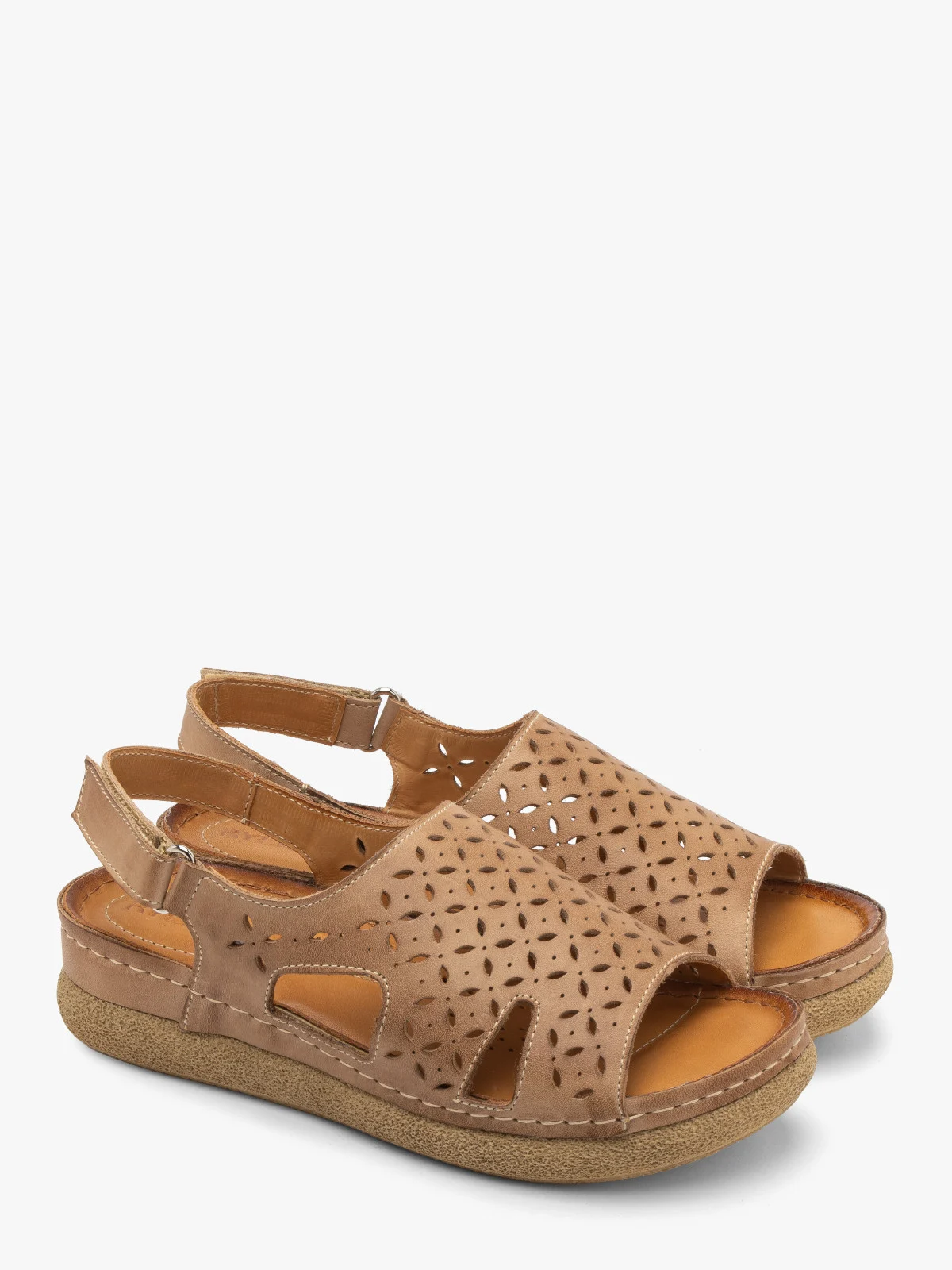 Sandały na platformie z ażurową cholewką