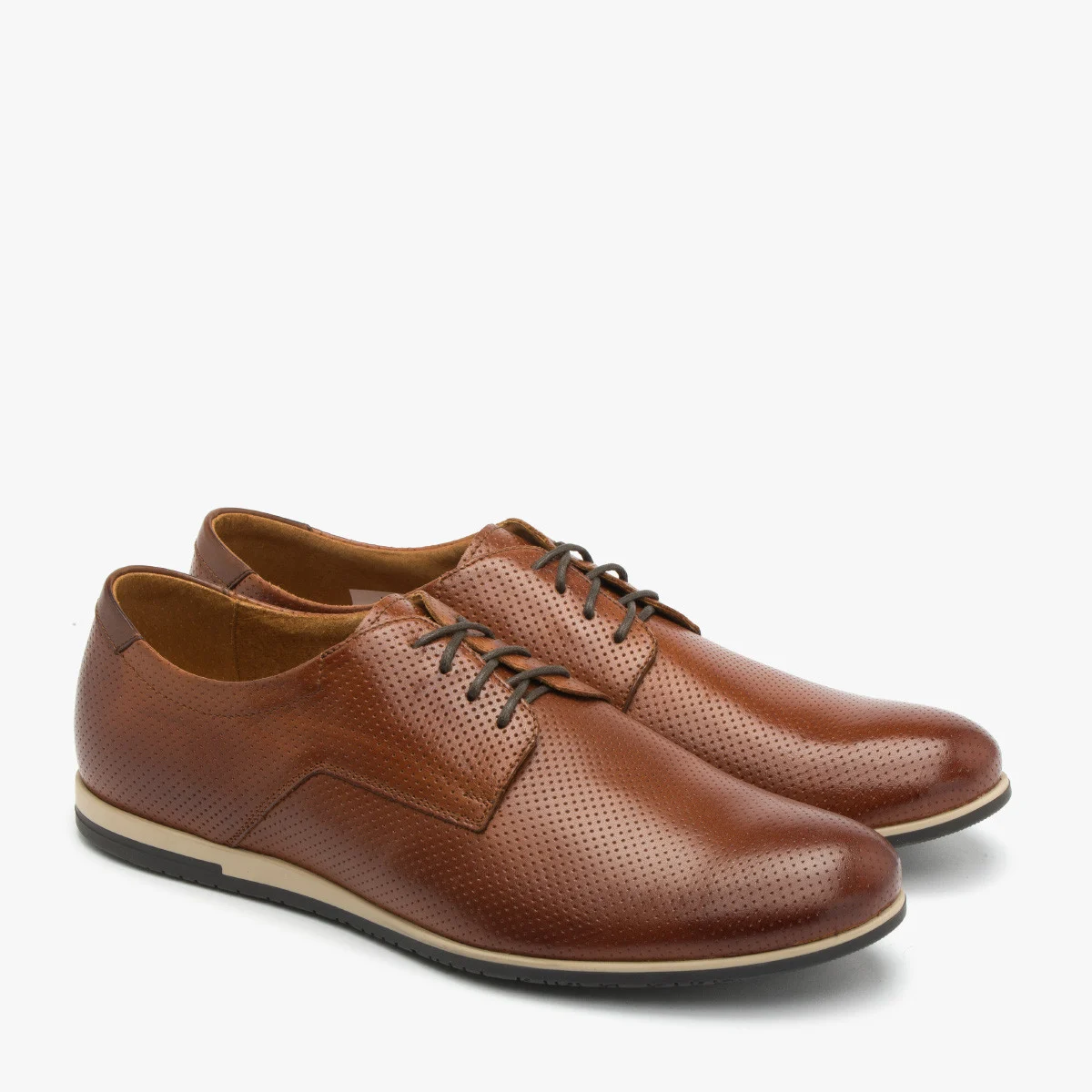 Brązowe półbuty z perforacją na cholewce