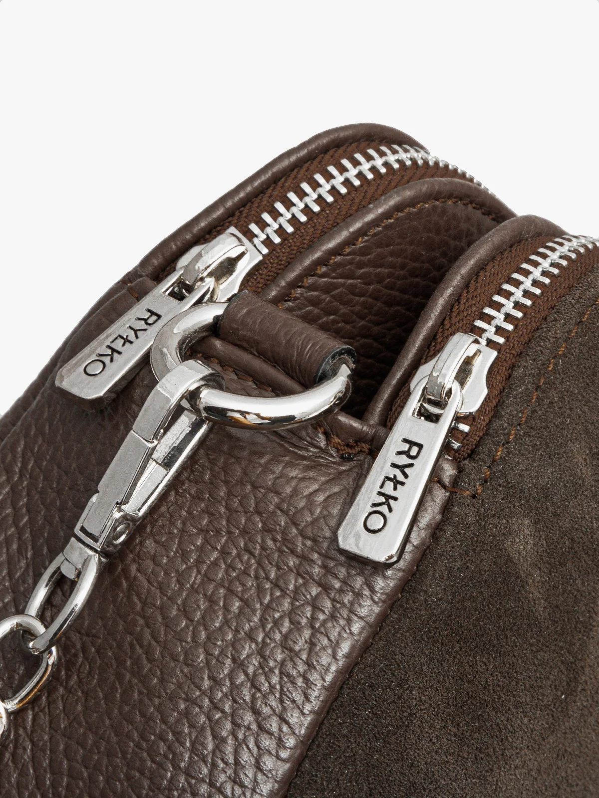 Mała, brązowa torebka z łańcuszkowym paskiem na ramię