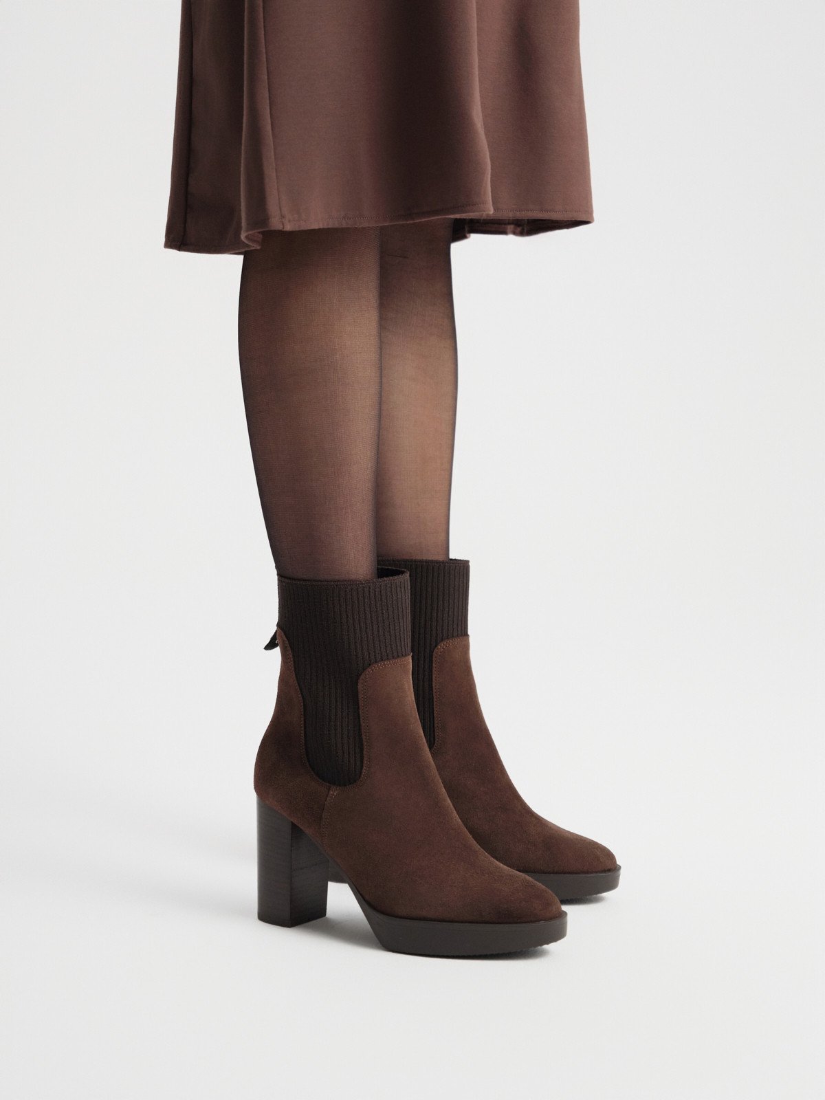 Brązowe sztyblety damskie na wysokim obcasie oraz balu