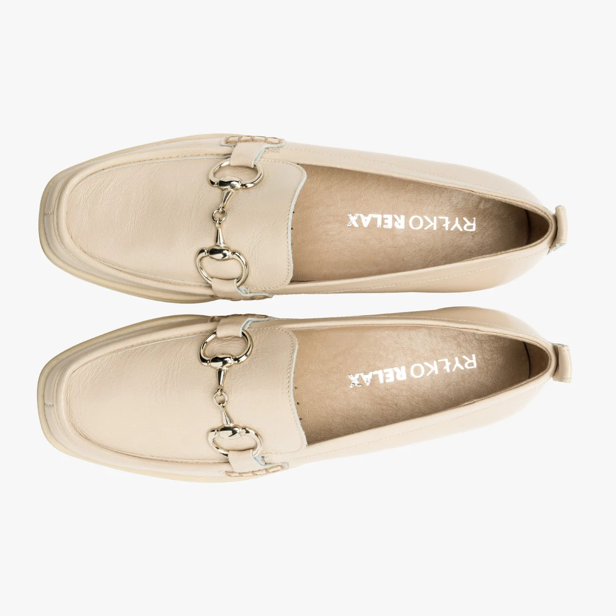 Kremowe mokasyny ze srebrną ozdobą