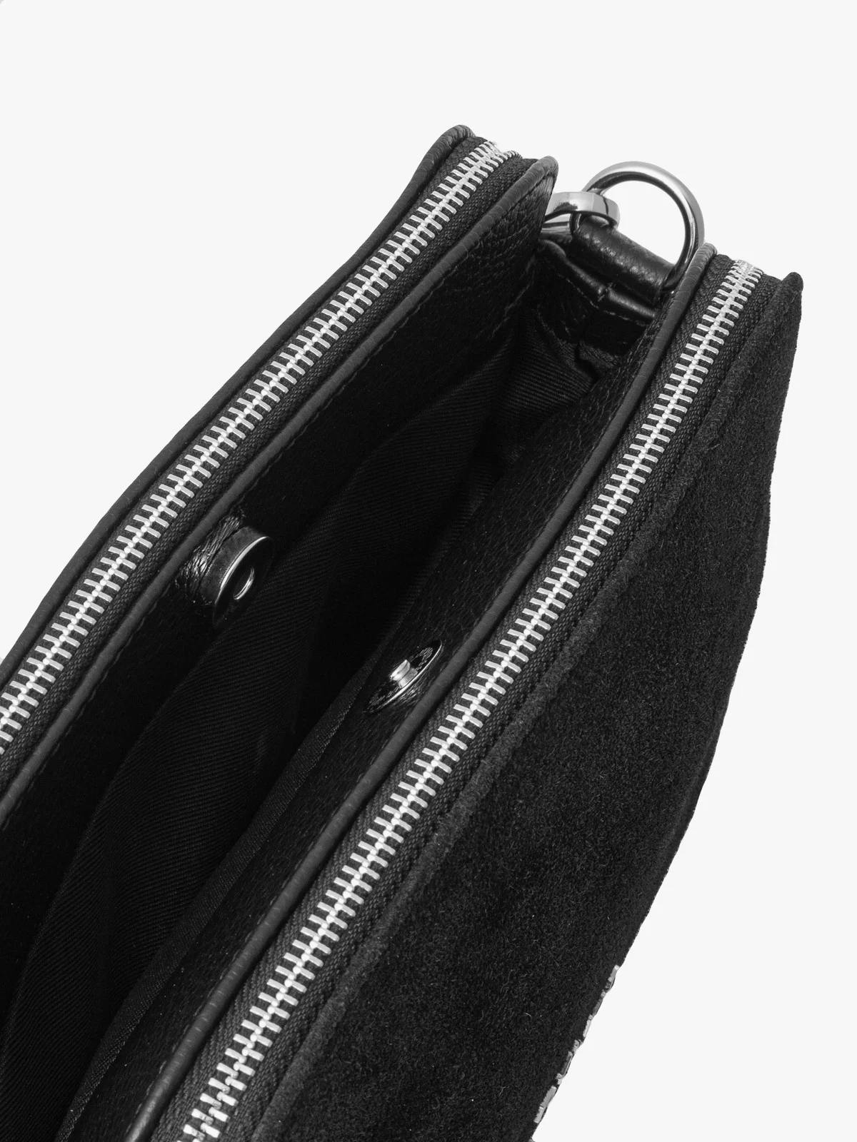 Mała, czarna torebka z łańcuszkowym paskiem na ramię