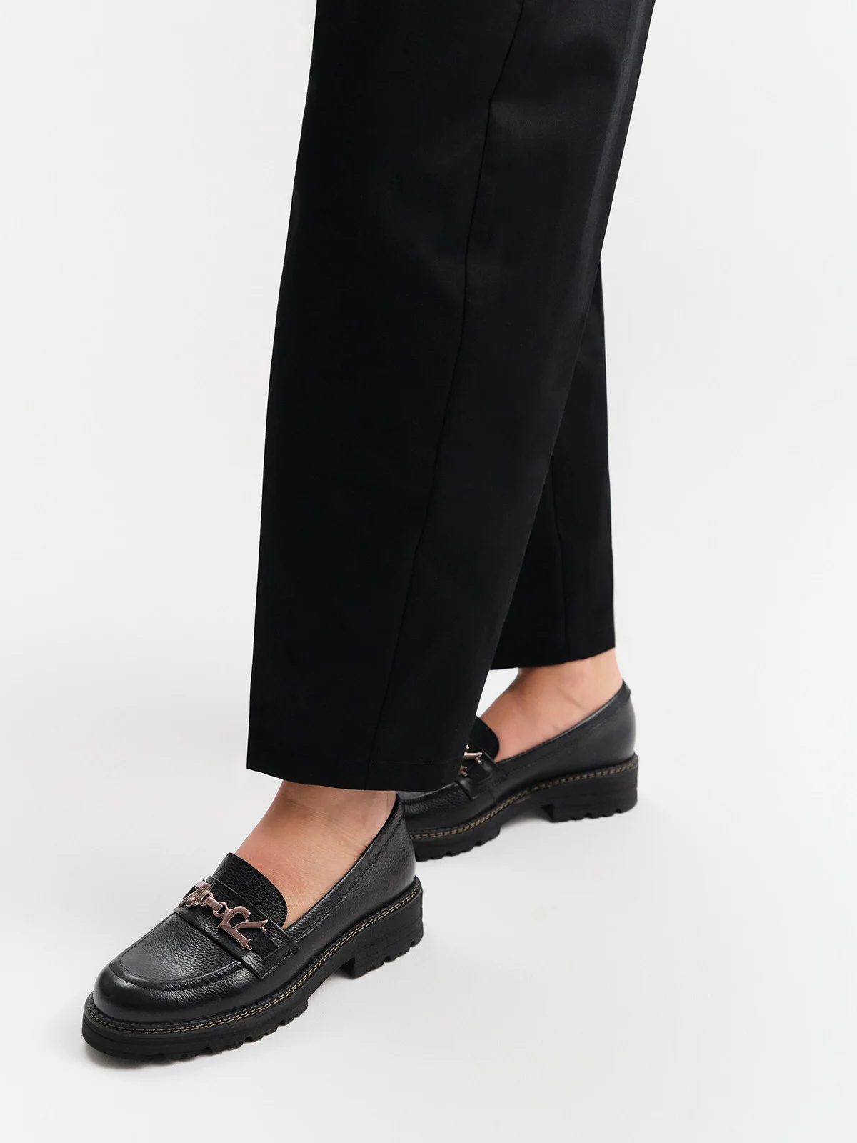 Czarne mokasyny damskie ze złota ozdobą