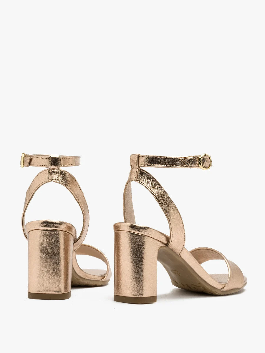 Platynowe sandały na słupku