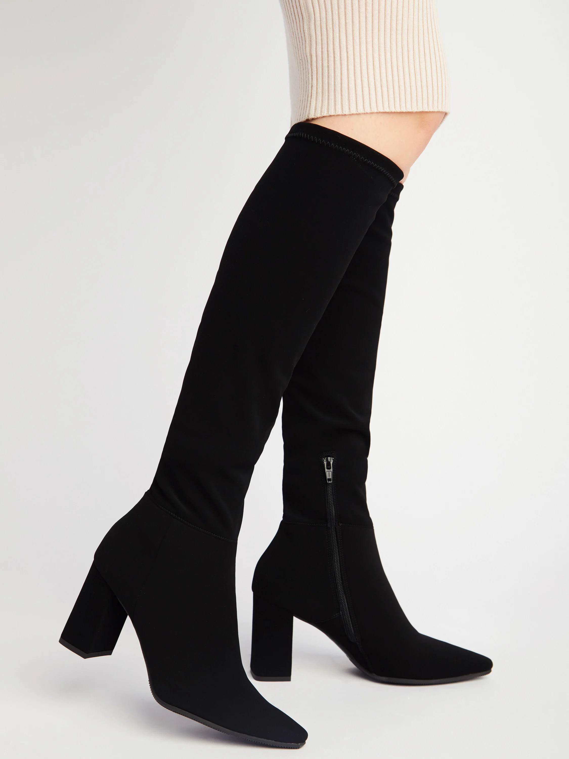 Czarne kozaki z elastyczną cholewką