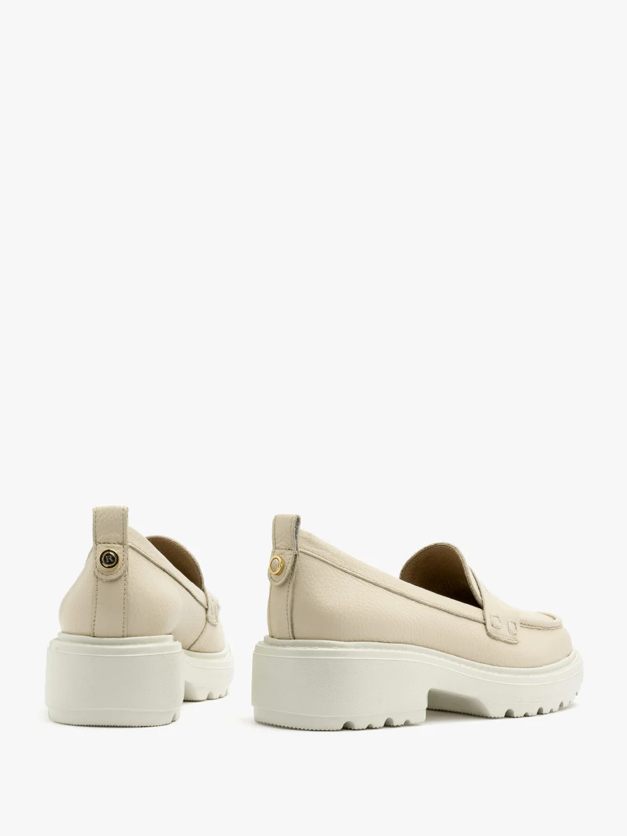 Kremowe mokasyny z ozdobną cholewką