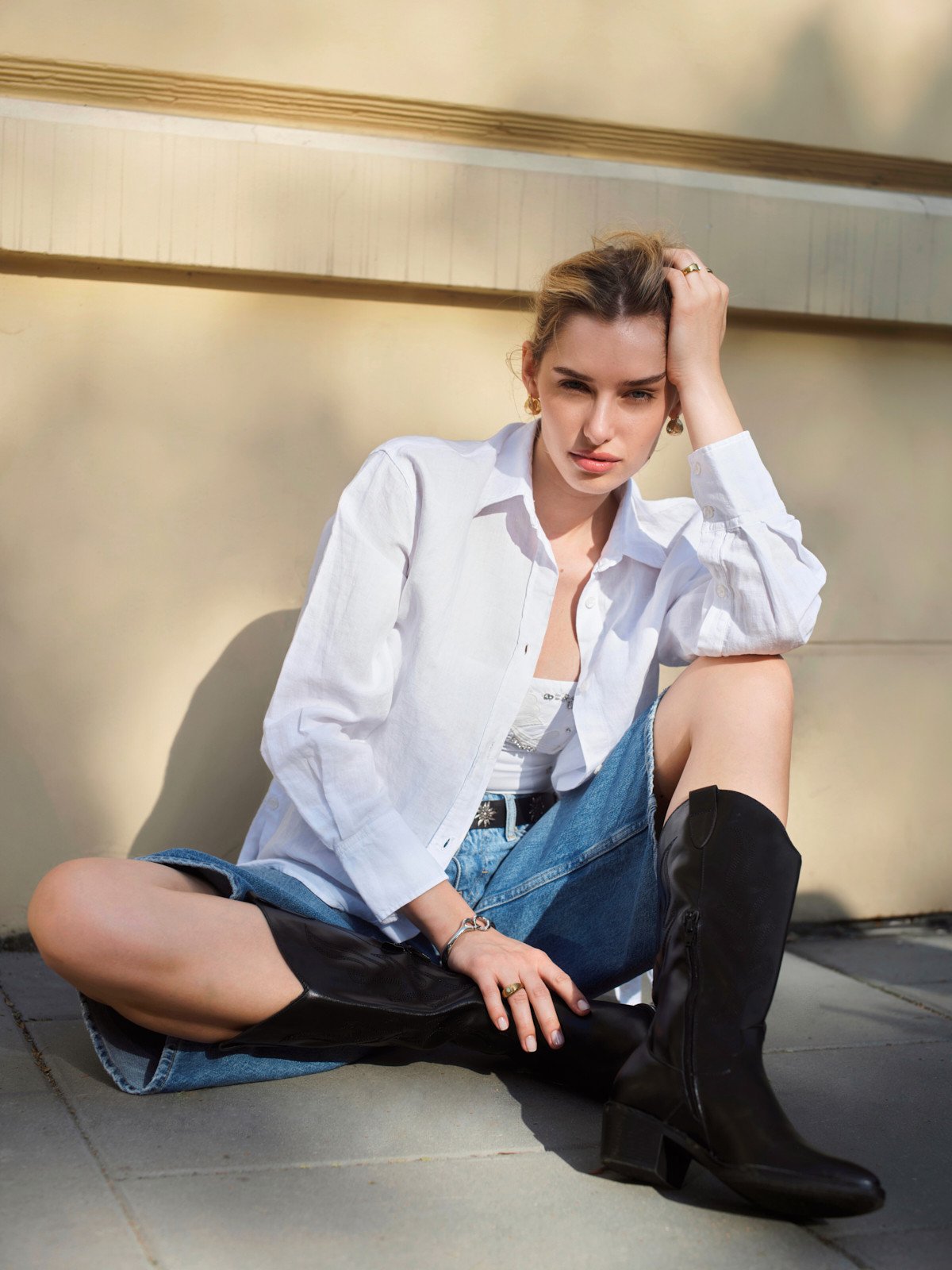 Czarne kozaki typu kowbojki z dekoracyjnym haftem