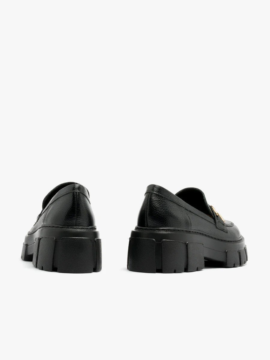 Czarne mokasyny ze złotą ozdobą