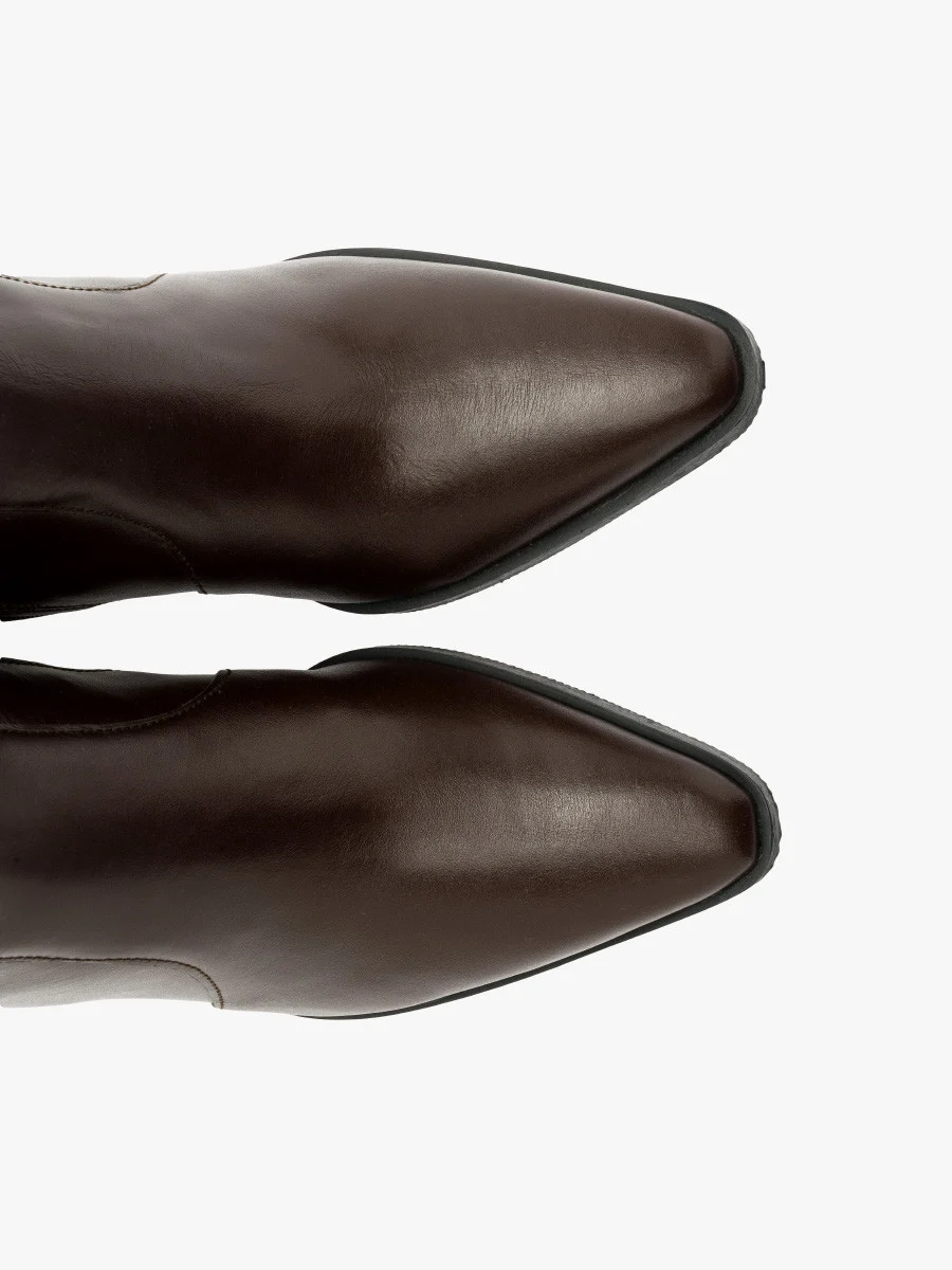 Ciemnobrązowe kozaki z ozdobną cholewką